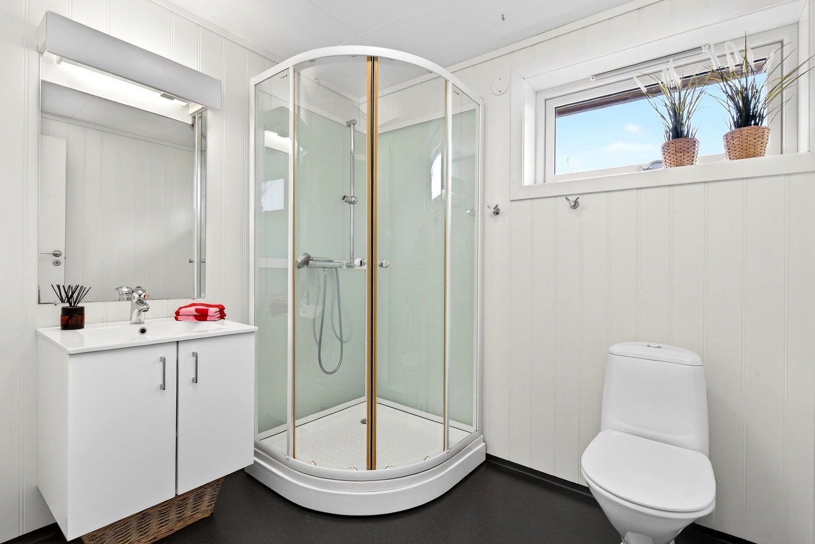 Bad med dusjløsning i tilknytning til soverom Galleribilde