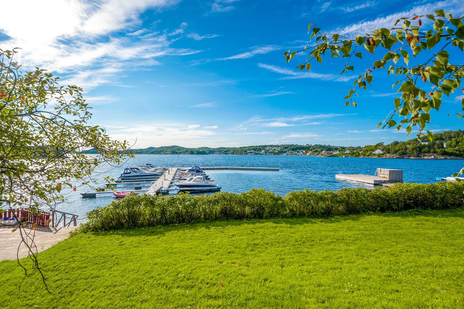 Felles strandparsell med bryggeplass, badestrand, sjøbod mm. Galleribilde