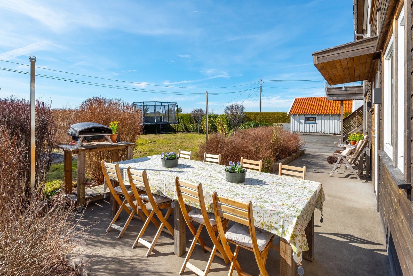 Solrik uteplass med god boltreplass Galleribilde