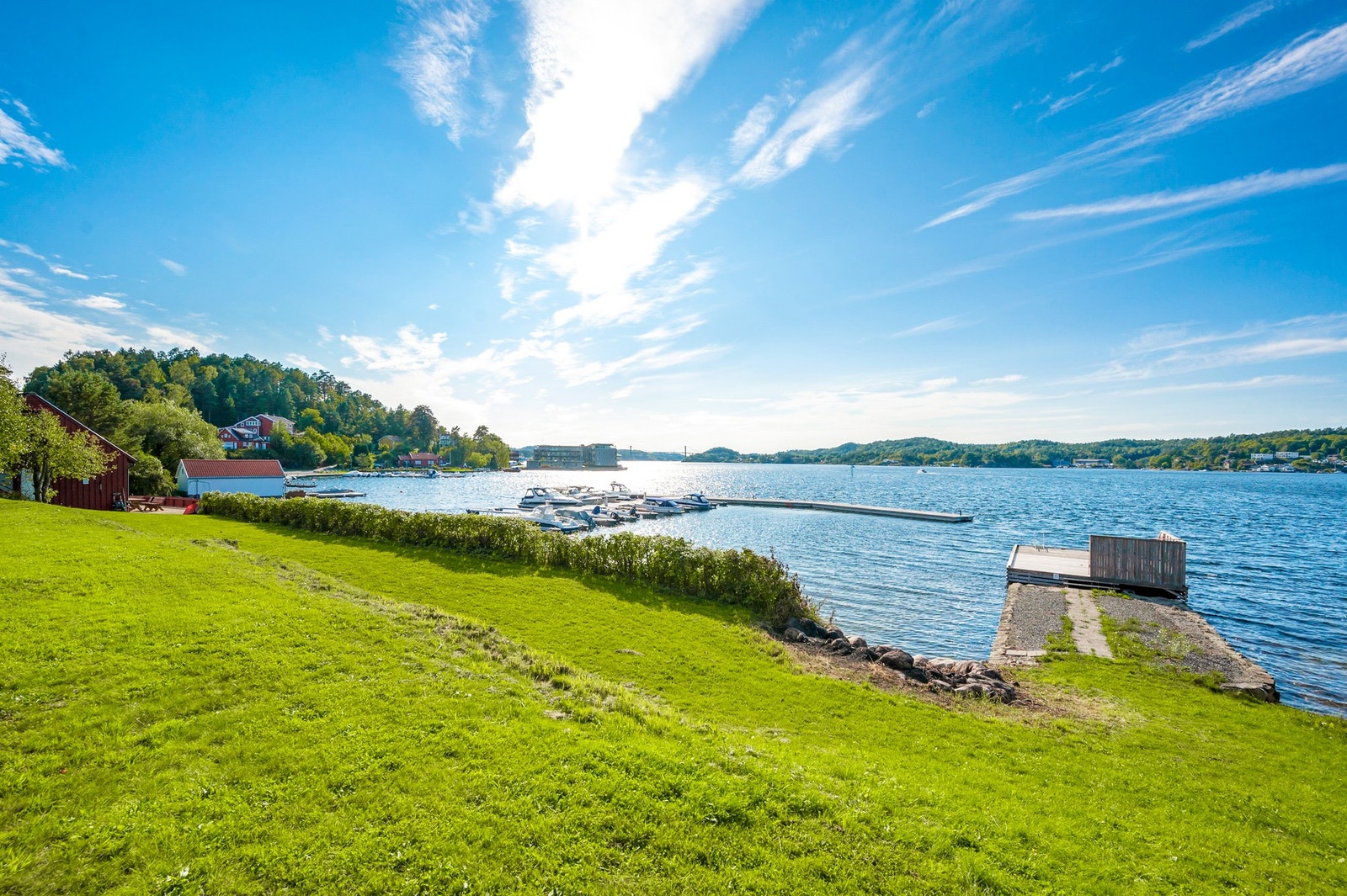 Fra fellesområdet kort gagne fra eiendommen. God plass til lek. Felles gjestebrygge Galleribilde