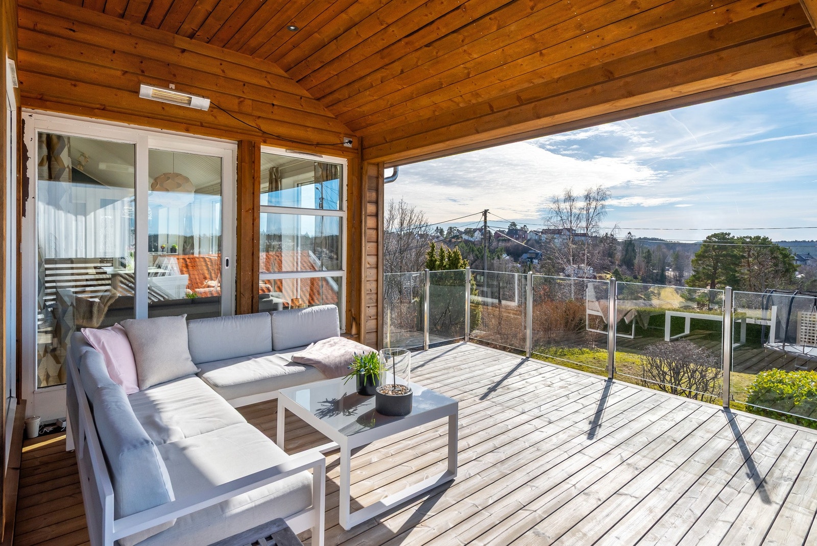 Flott utsikt og god plass til sittegrupper Galleribilde