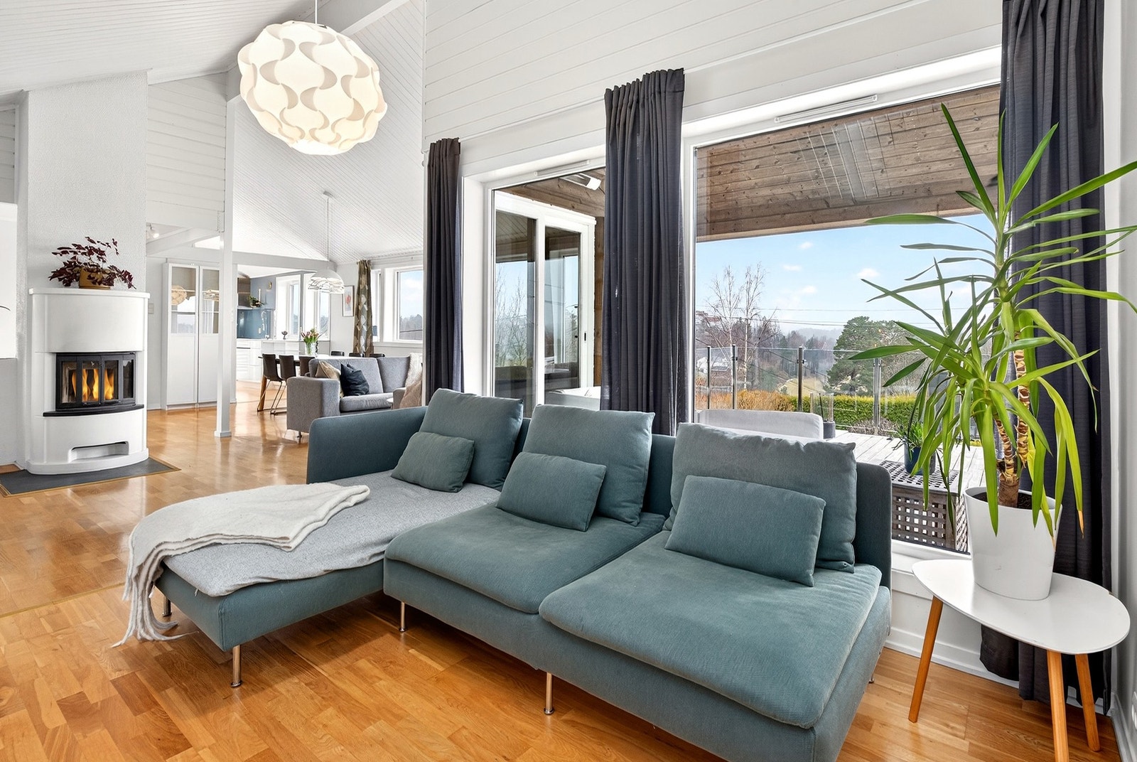 Stue med god takhøyde og mye lys Galleribilde