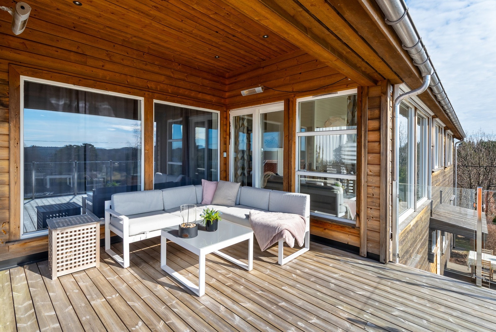 Overbygget terrasse med gode solforhold Galleribilde