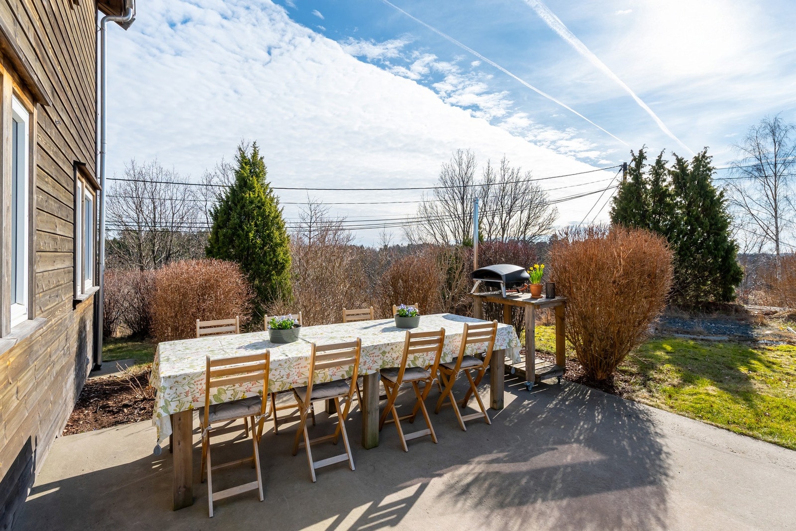 Uteplass med god plass til spisegruppe Galleribilde