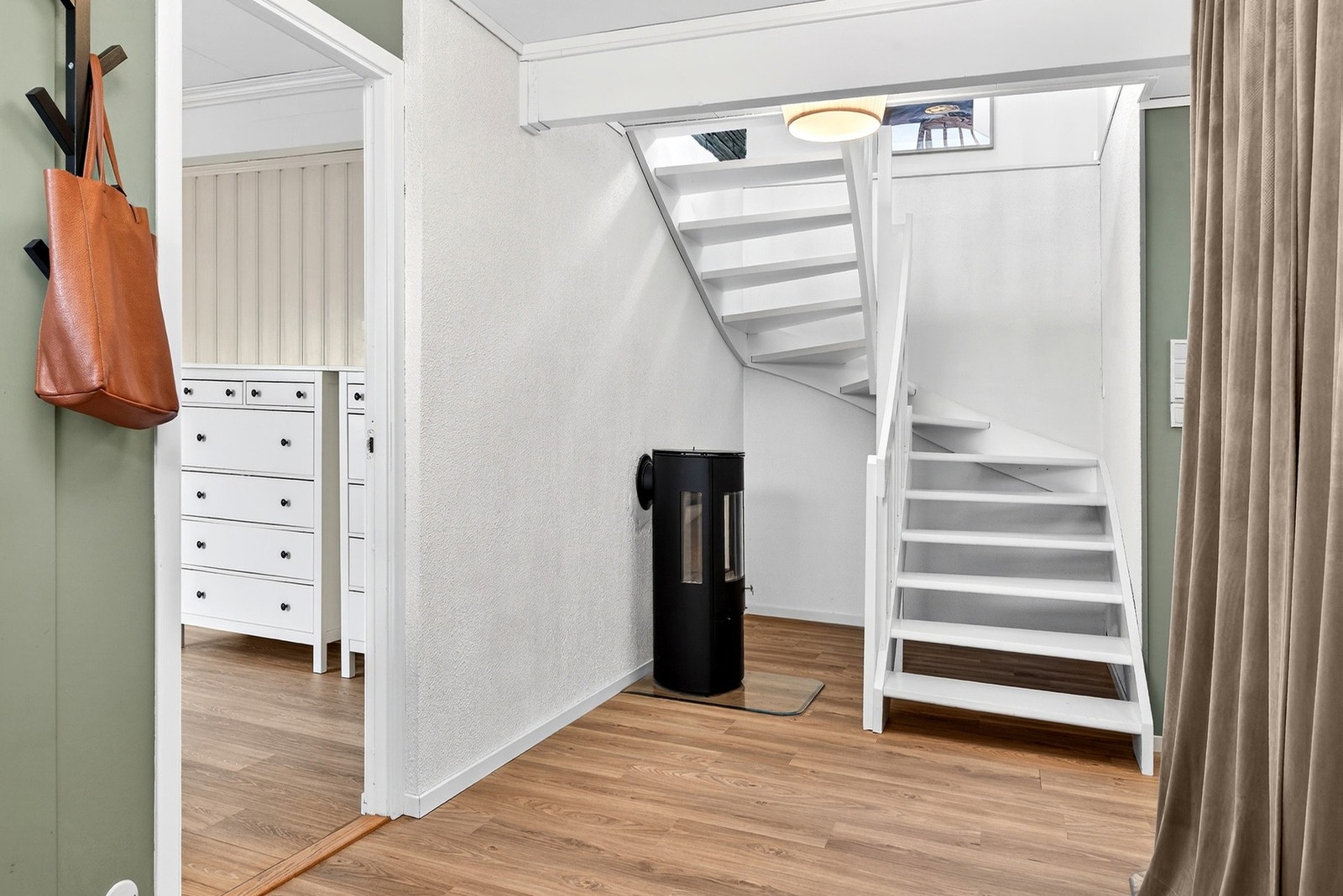 Entré/trappegang med vedovn Galleribilde