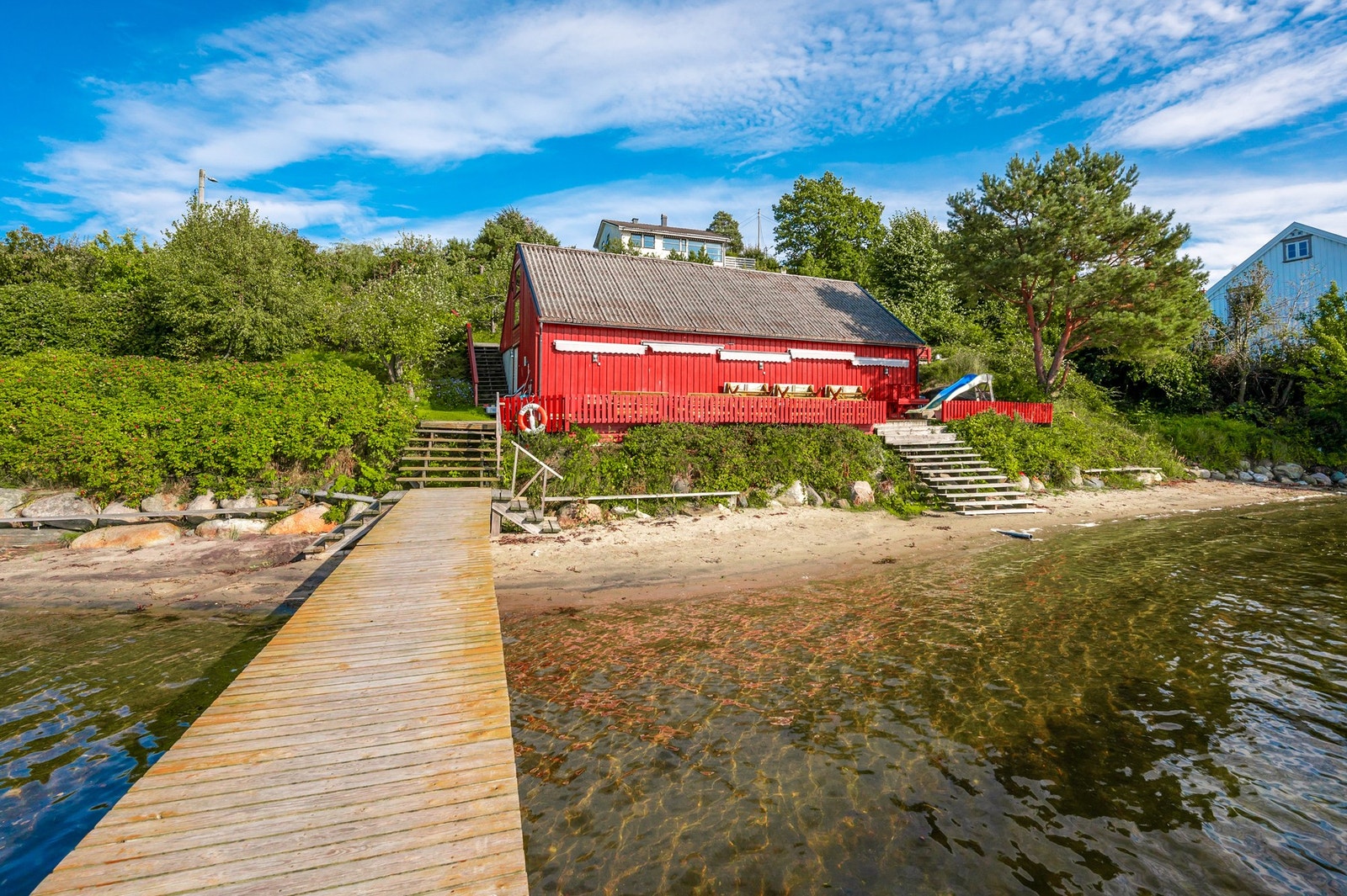 Felles strandparsell med opparbeidet plen, sandstrand, brygger mv. Galleribilde