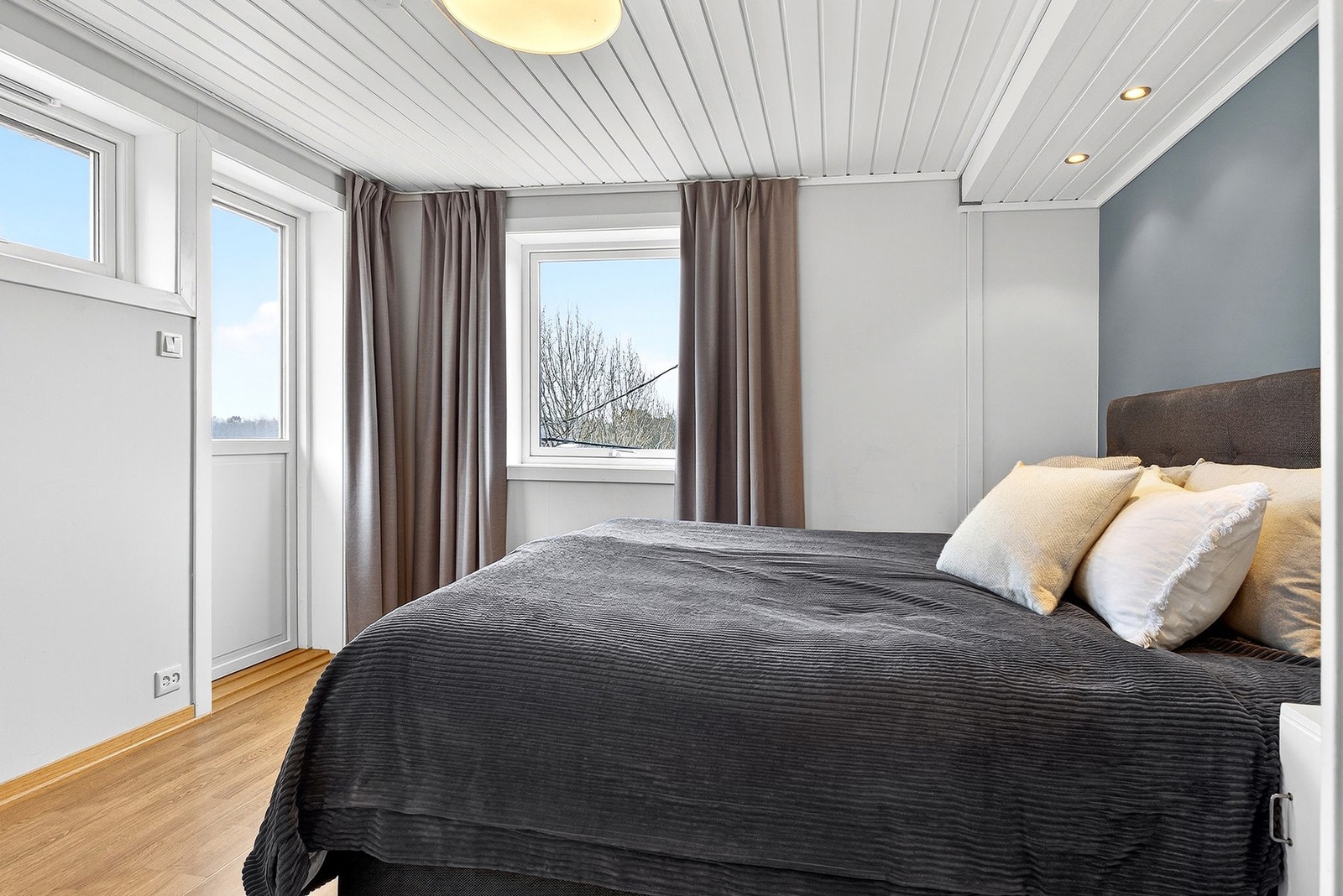 Hovedsoverom med utgang til veranda Galleribilde