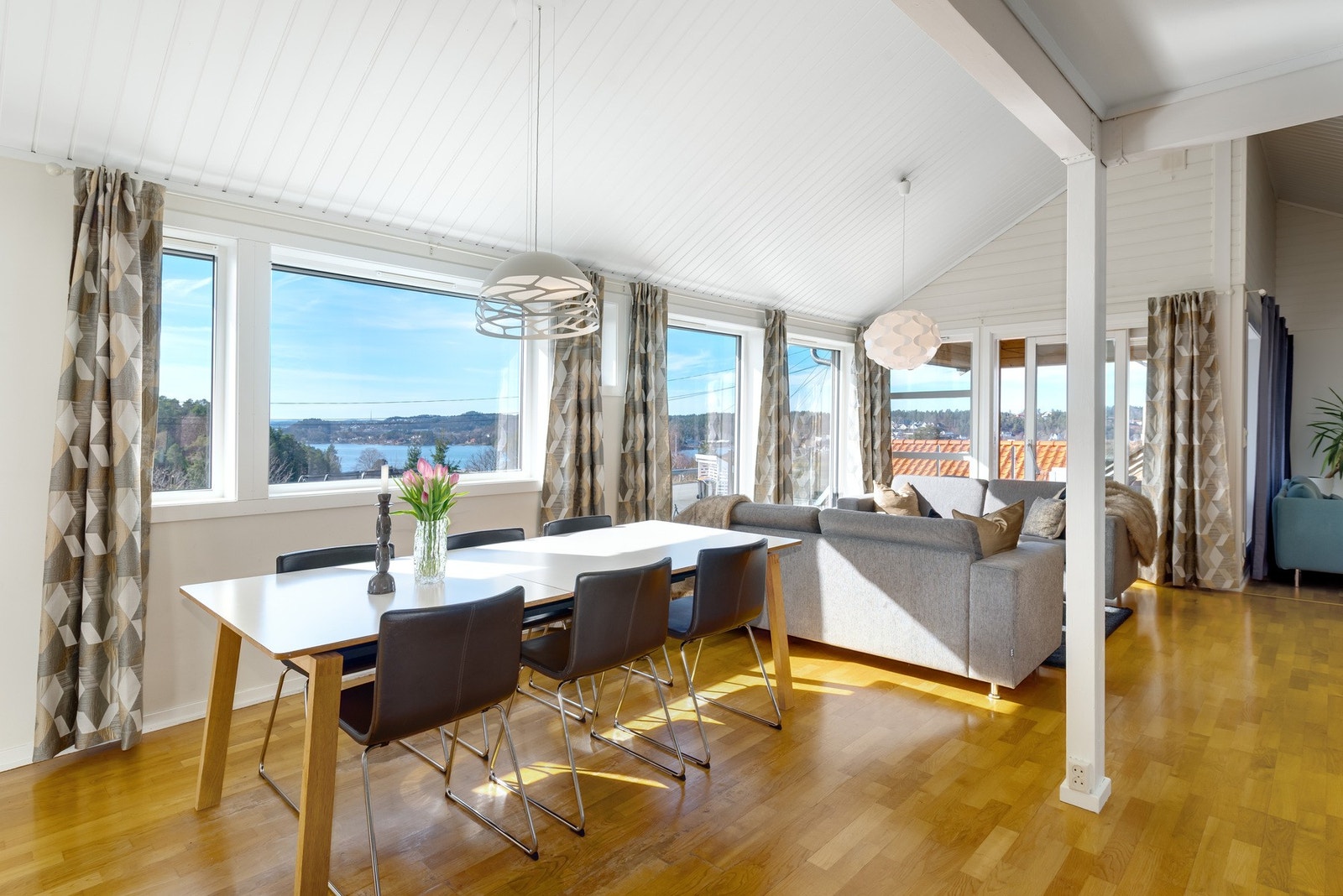 Lys og romslig stue med gode vindusflater Galleribilde