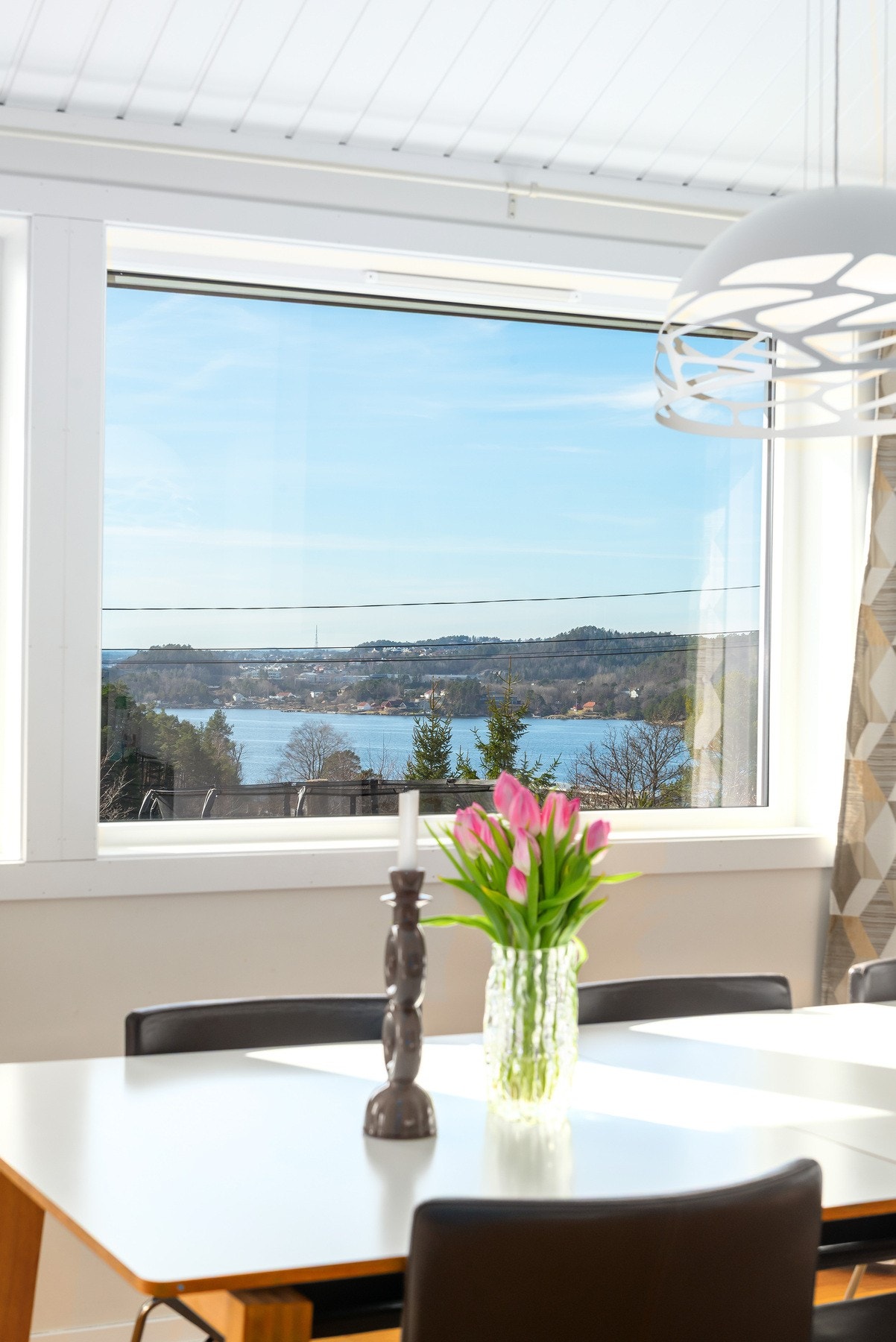 Stue med sjøutsikt og området rundt. Galleribilde