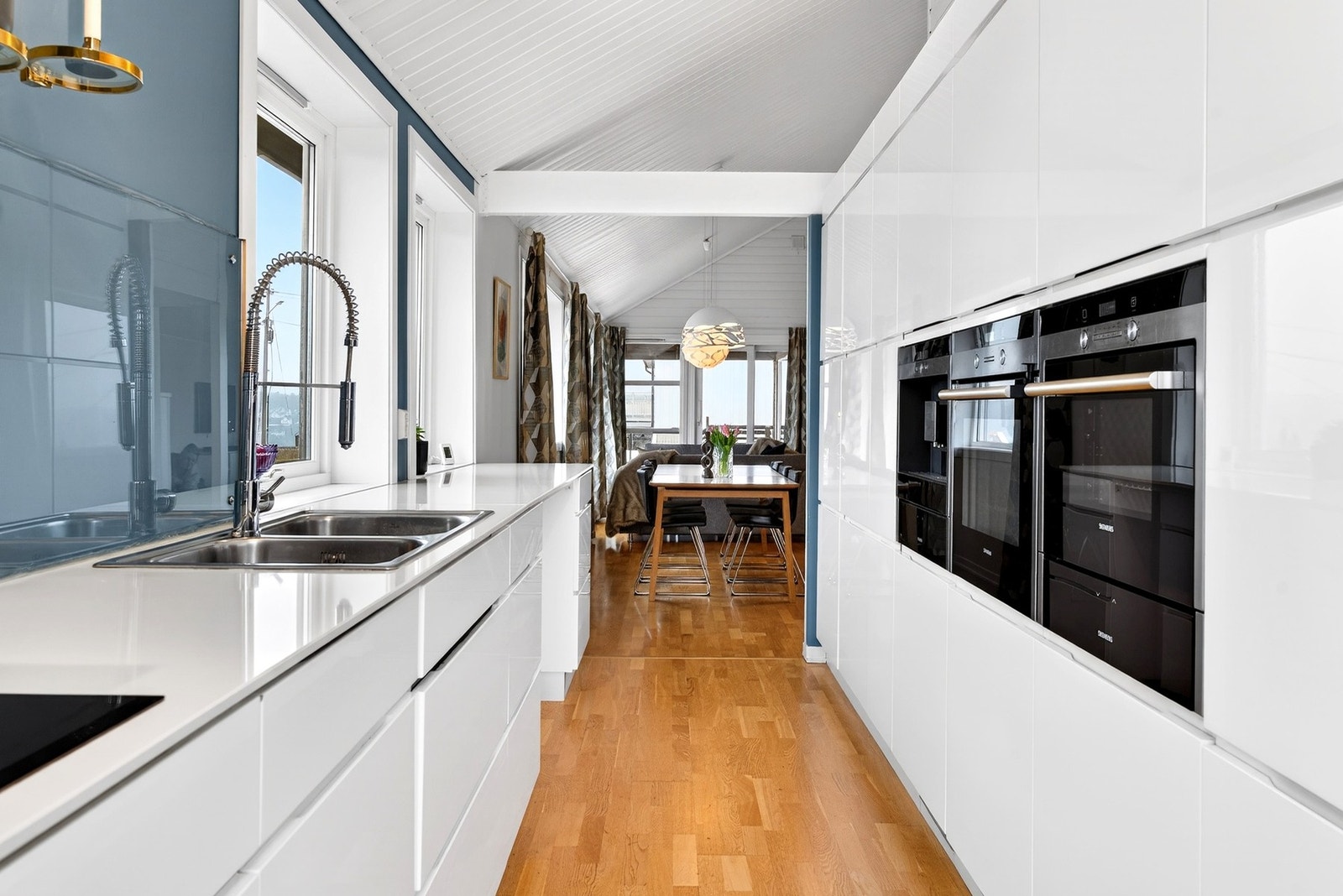 Kjøkken med god benk- og skapplass Galleribilde