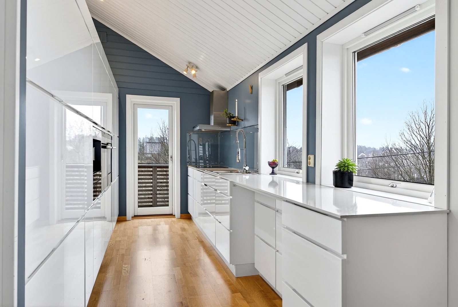 Kjøkken med utsikt og utgang til veranda Galleribilde