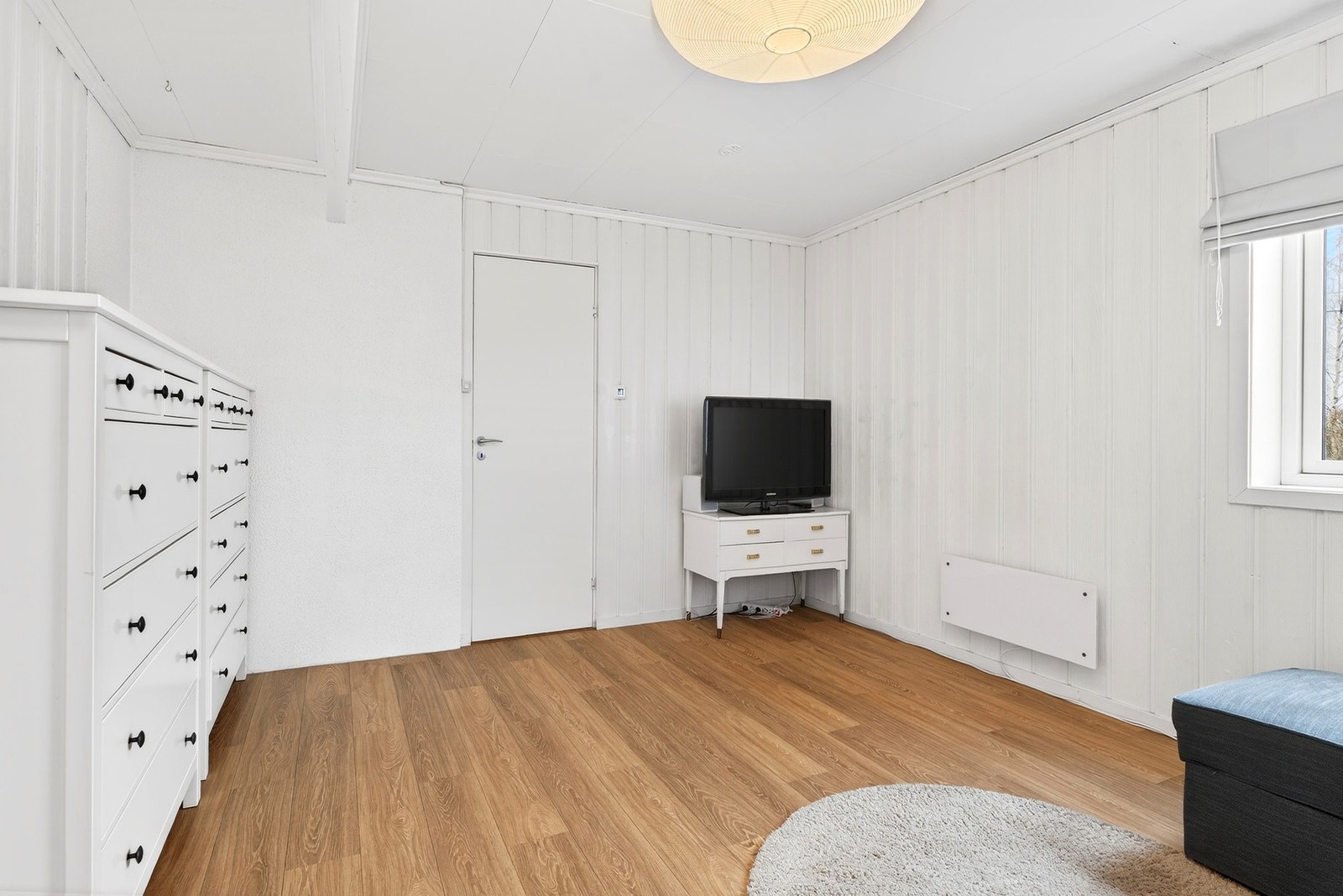 Lys og romslig stue/soverom Galleribilde