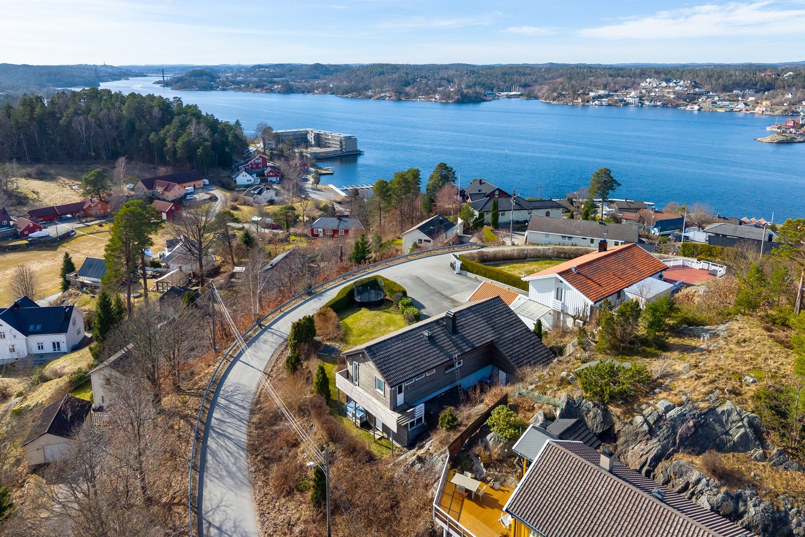 Eiendommen ligger høyt og fint til med gode solforhold og utsikt Galleribilde