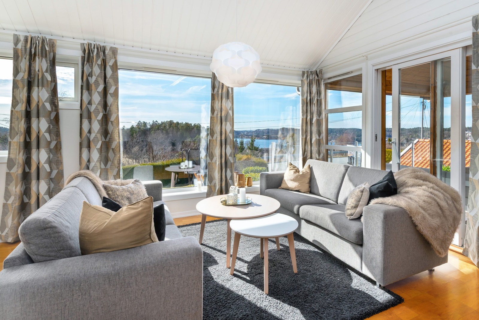 Stue med utgang til terrasse og flott utsikt Galleribilde