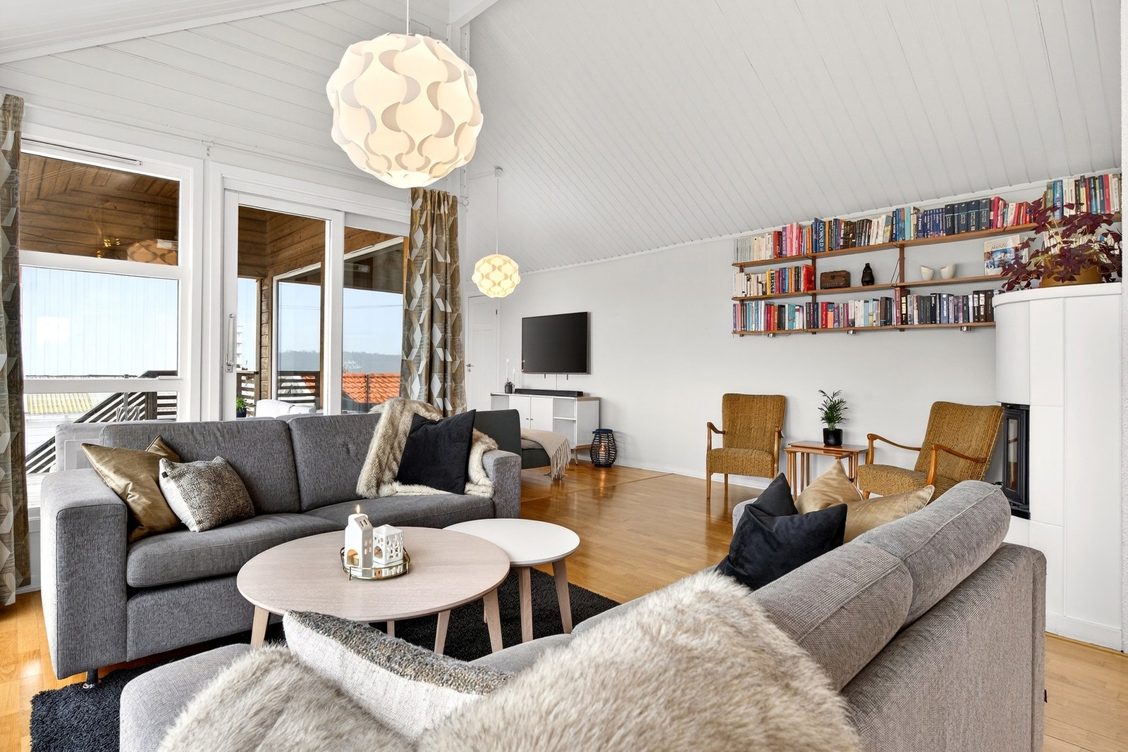 Lys og trivelig stue med peis Galleribilde