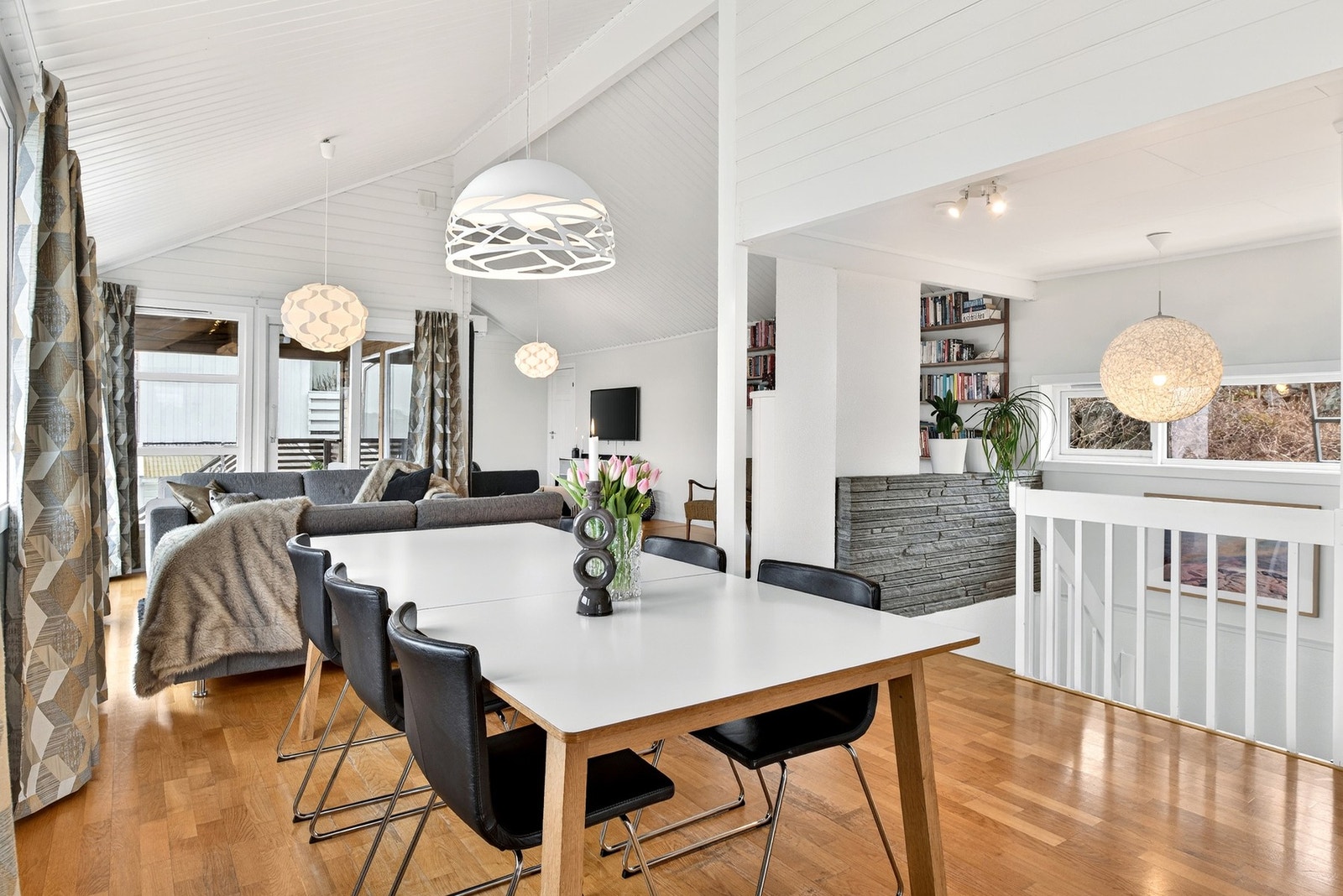 Spisestue med plass til stort spisebord Galleribilde