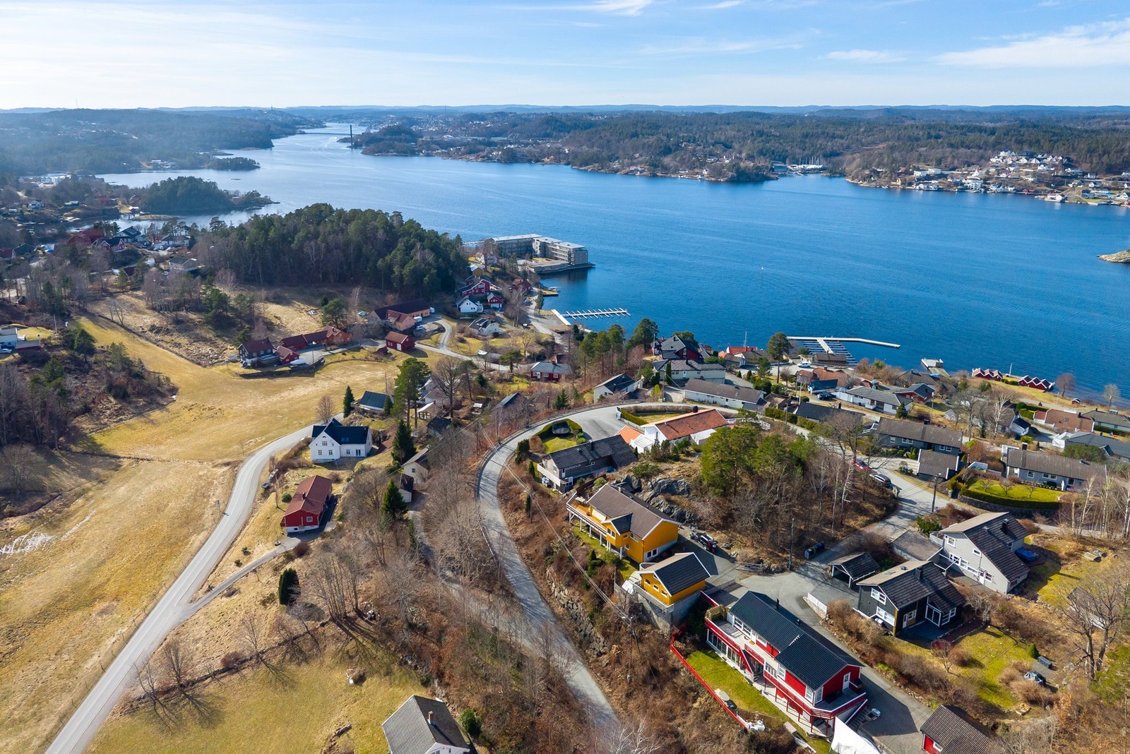 Nærområde med sjø. Kort gange fra eiendommen til felles strandparsell Galleribilde