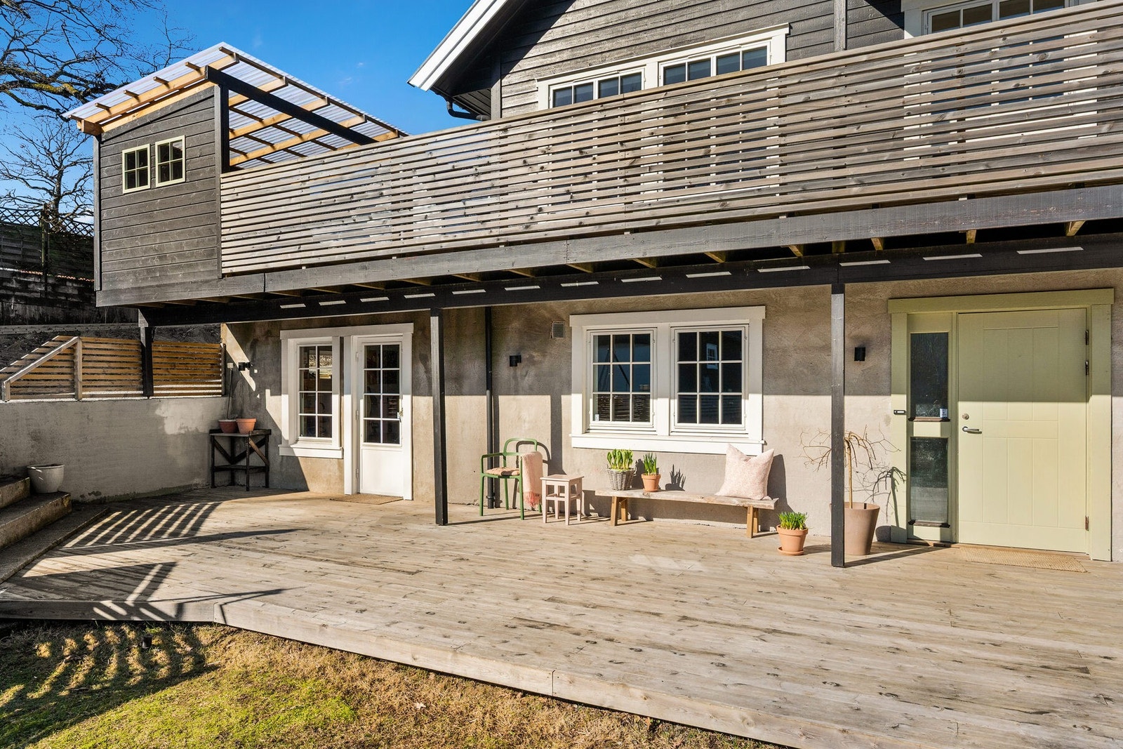 Solrik terrasse med god plass til utemøbler og hyggelige soner i forbindelse med inngangspartiet Galleribilde