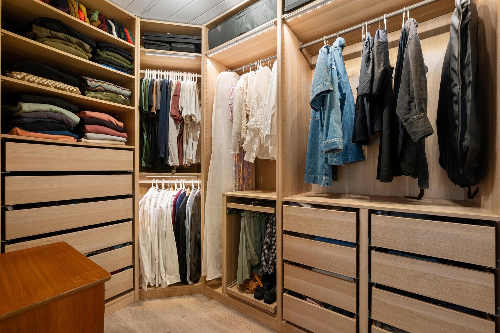 Romslig og praktisk garderobe med god oppbevaringsplass med direkte adkomst fra hovedsoverommet Galleribilde