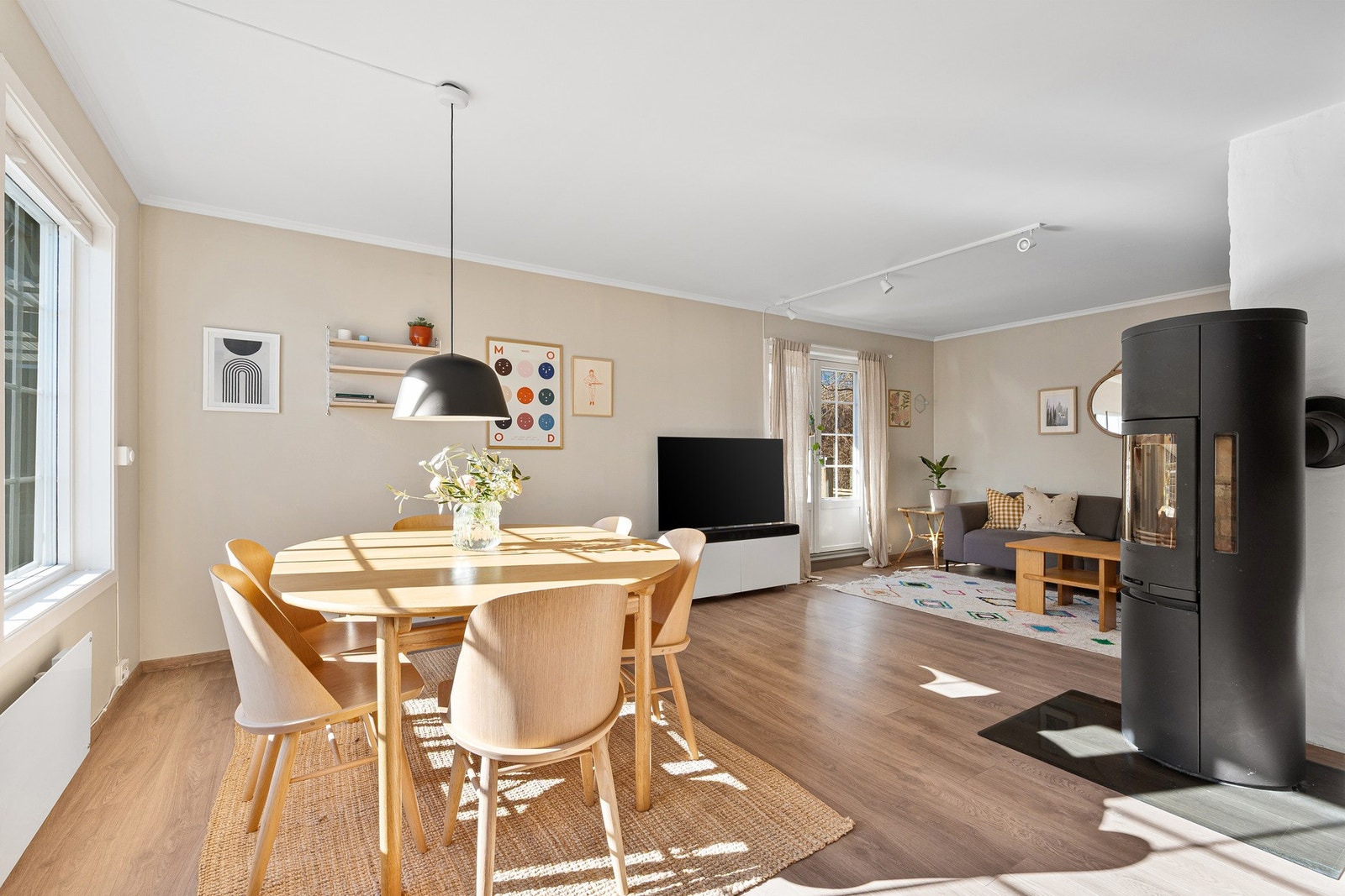 Lys og innbydende stue med god plass til både spisebord og sofakrok. Store vindusflater gir flott lysinnslipp og en luftig atmosfære. Galleribilde