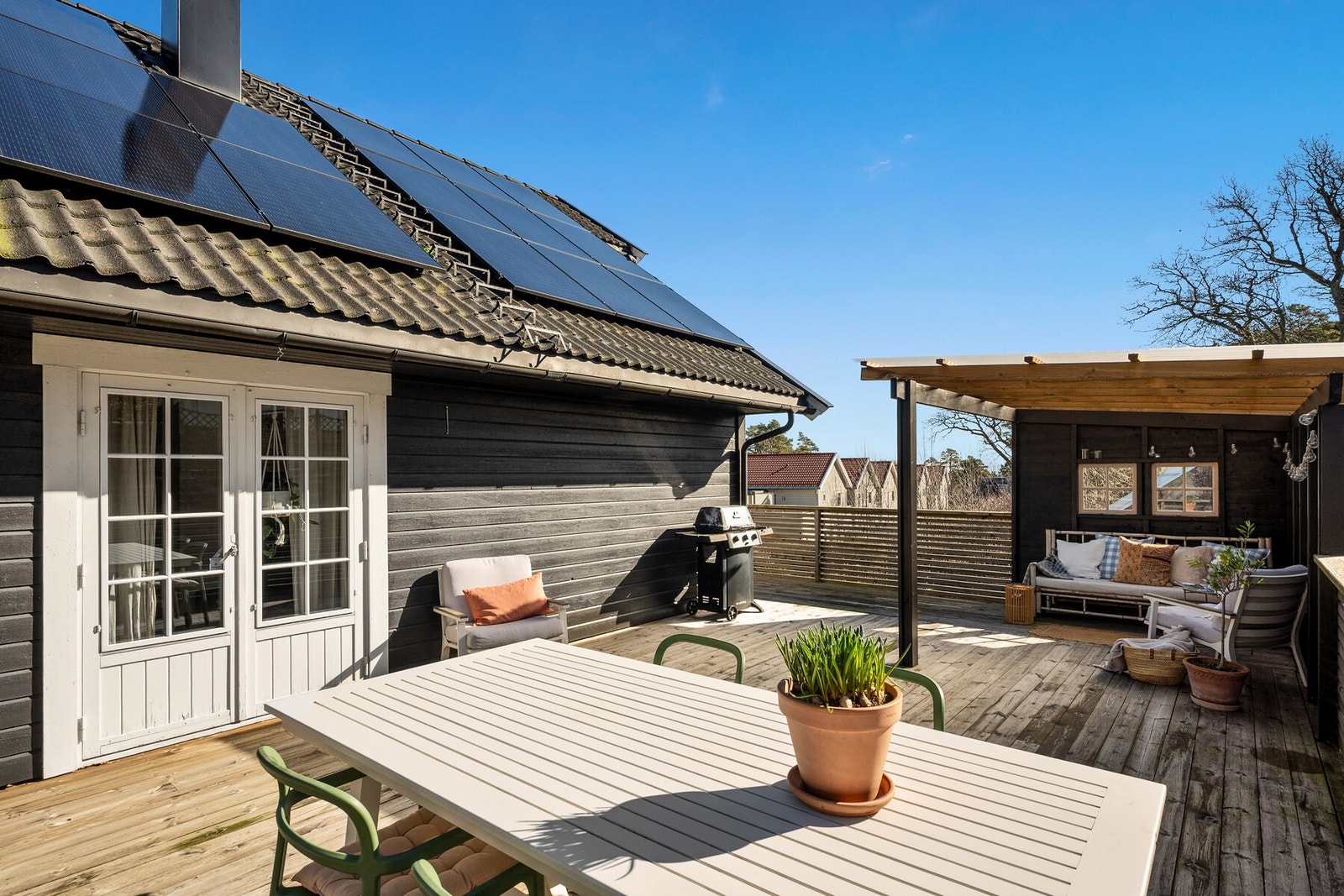 Stor og solrik terrasse med god plass til både spisegruppe og sittegruppe. Galleribilde