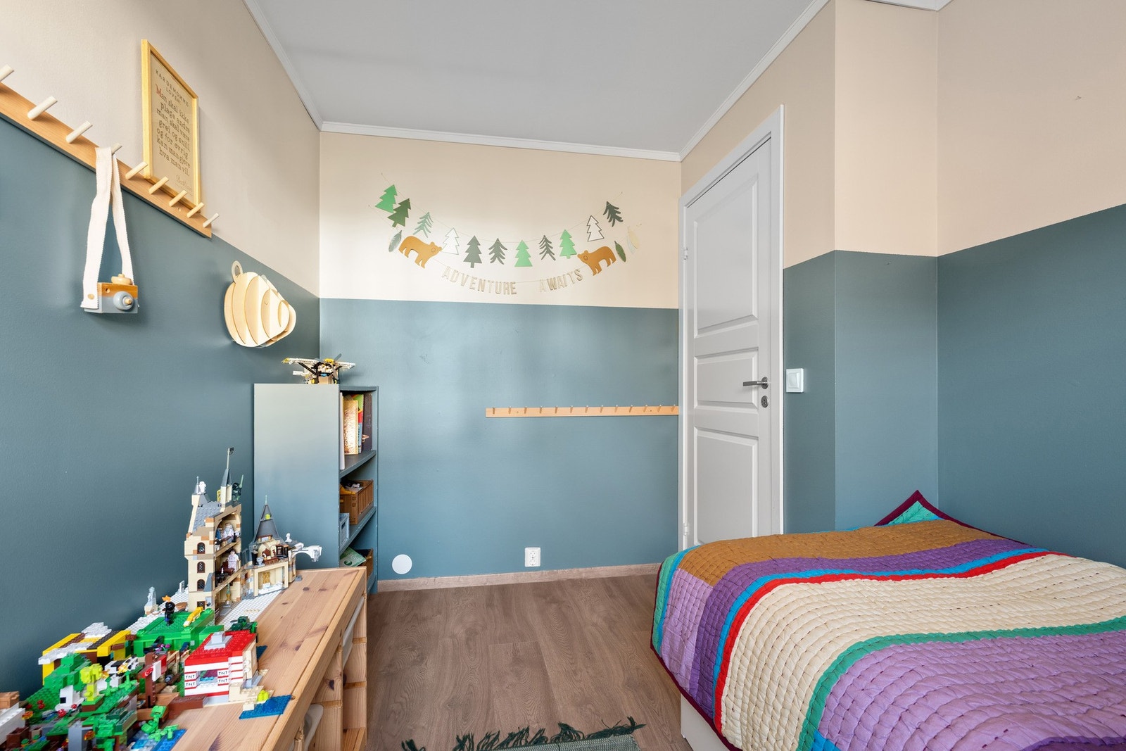 Fint soverom med plass til seng og oppbevaring. Perfekt for barn eller gjester. Galleribilde