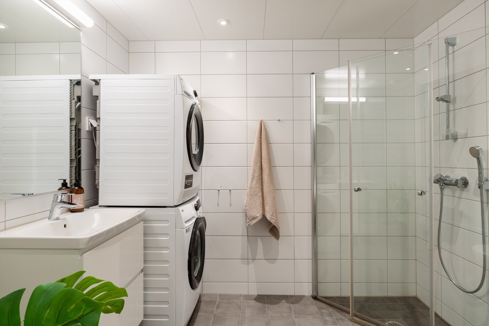 Hovedbadet har god størrelse og er tilrettelagt for vaskemaskin og tørketrommel. Galleribilde