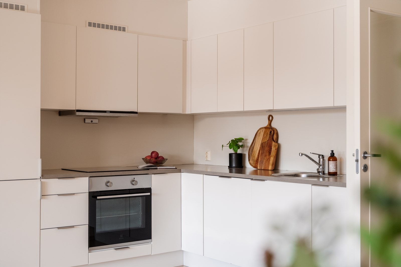 Et lyst og tidløst kjøkken med god kombinasjon av skap- og benkeplass. Galleribilde