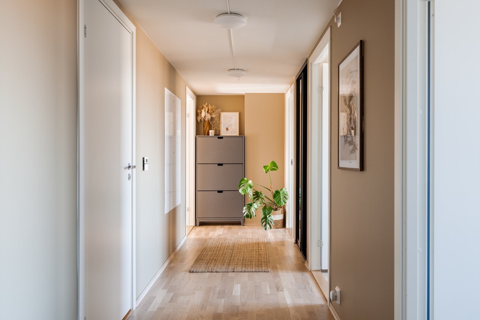 Entréen er innbydende og romslig, med plass til både sko og yttertøy. Galleribilde