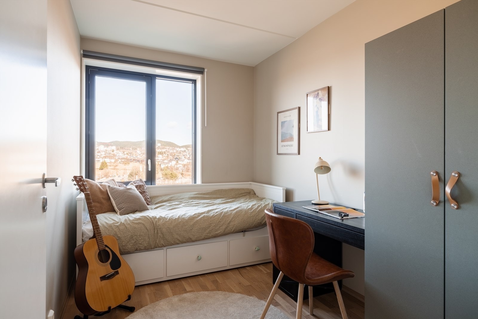 Boligens andre soverom er praktisk innredet med rom for seng, skrivebord og øvrig møblement. Galleribilde