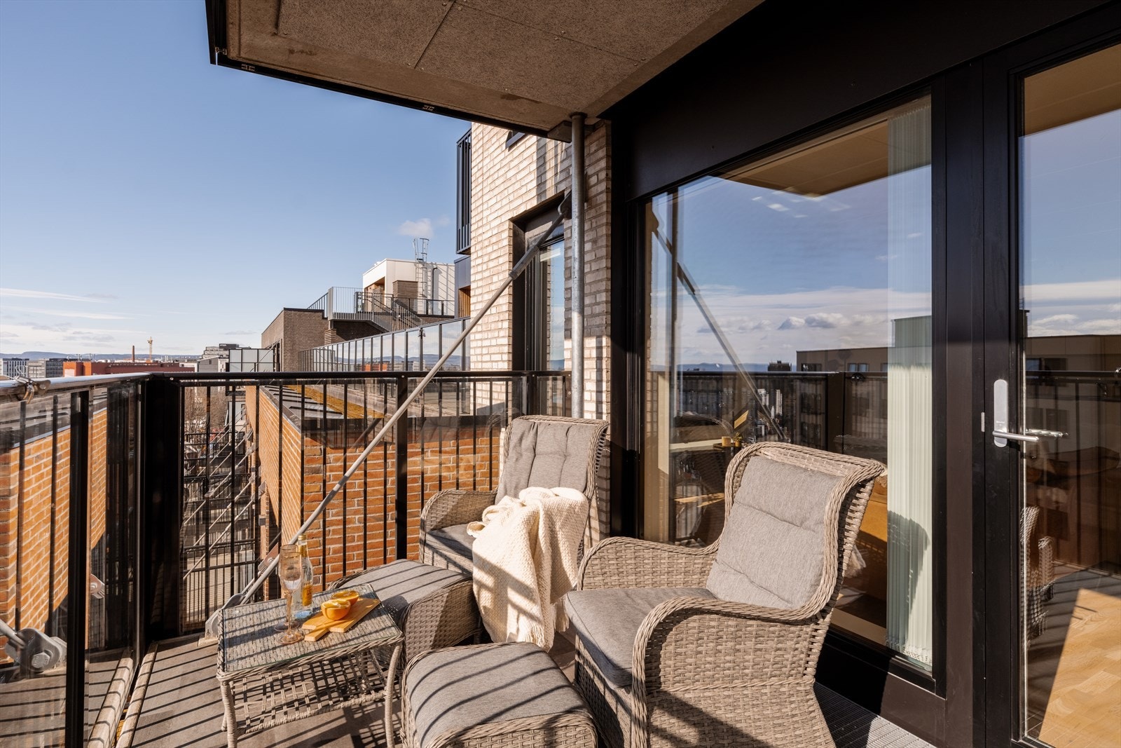 Fra stuen er det utgang til en solrik, sydvendt balkong med fri utsikt - et perfekt sted å nyte de varme dagene. Galleribilde