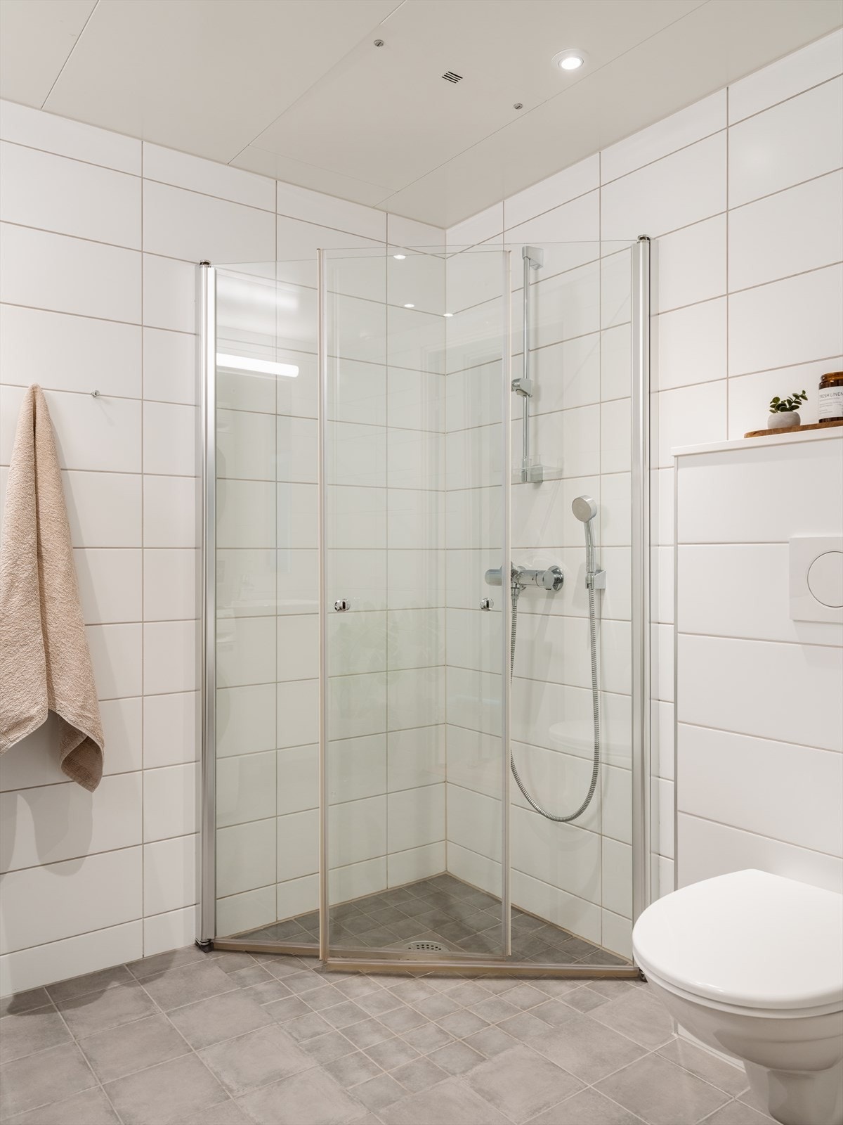 Badet er lyst og innbydende, med downlights i taket og gulvvarme. Galleribilde