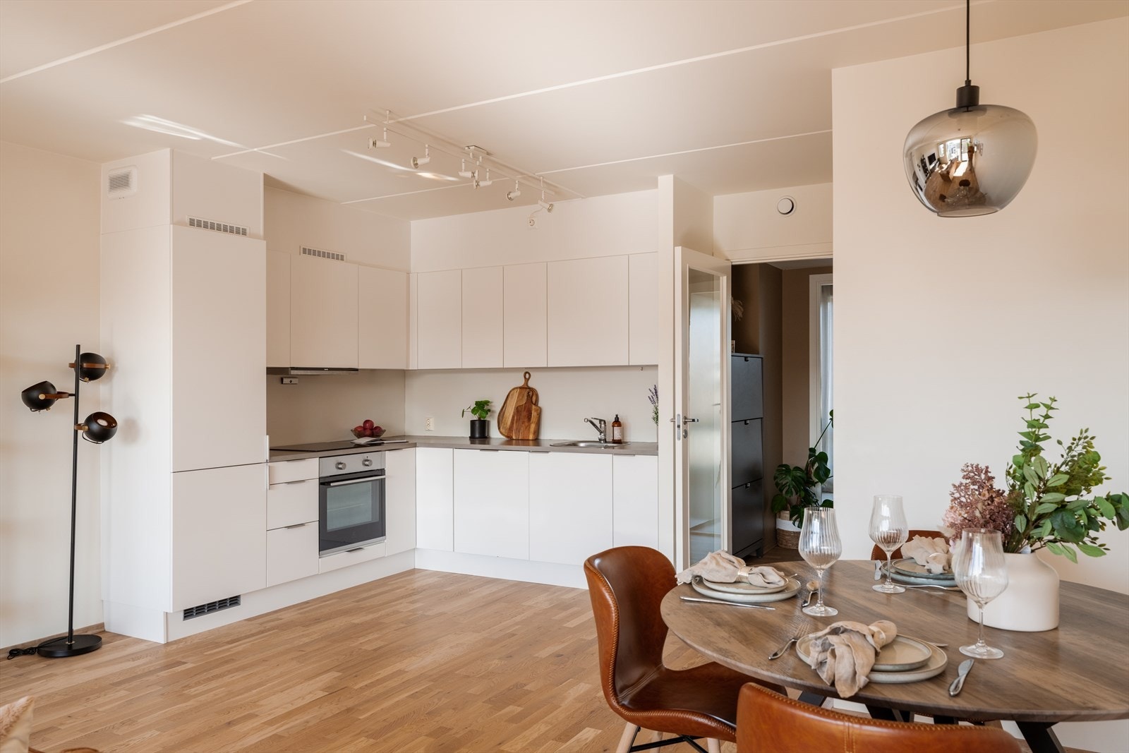 Kjøkken i åpen løsning mot stue og spiseområde. Galleribilde