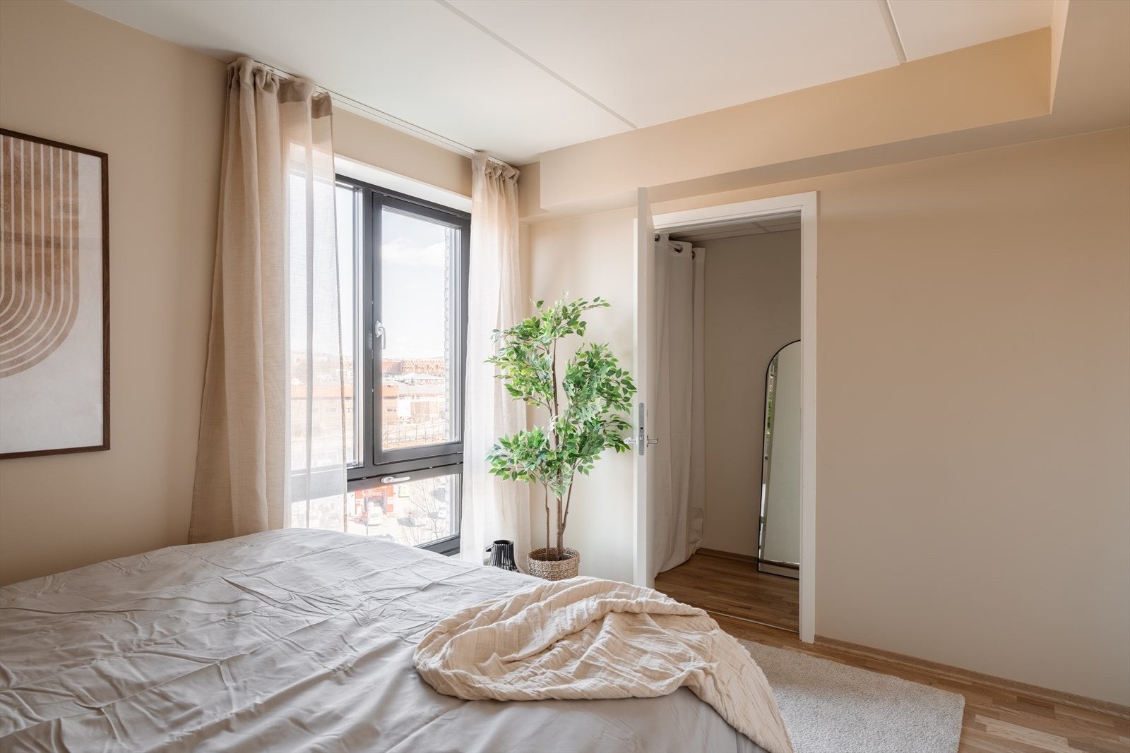 Generøse vindusflater slipper inn mye lys og sørger for god lufting. Galleribilde