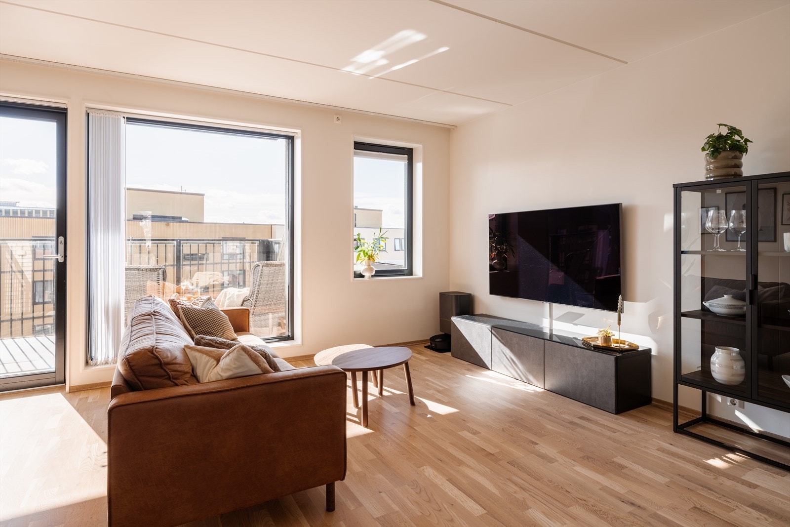 Stuen er av god størrelse med plass til en stor sofagruppe. Galleribilde