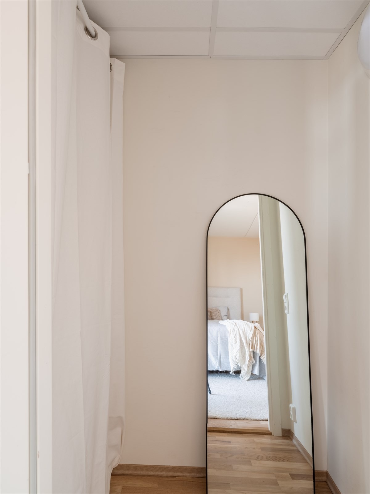 Hovedsoverommet har direkte tilgang til en innvendig bod - perfekt som walk-in closet! Galleribilde