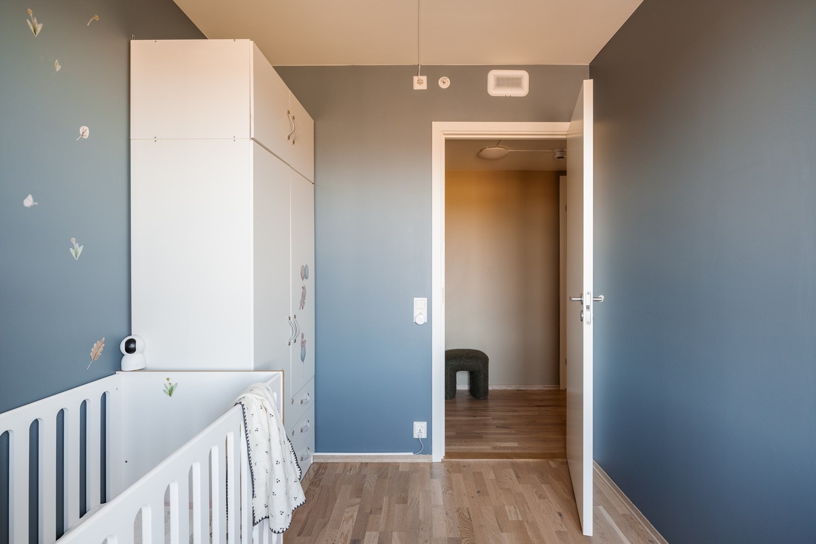 Romslig plass til garderobeskap, perfekt for oppbevaring av klær og andre eiendeler. Galleribilde