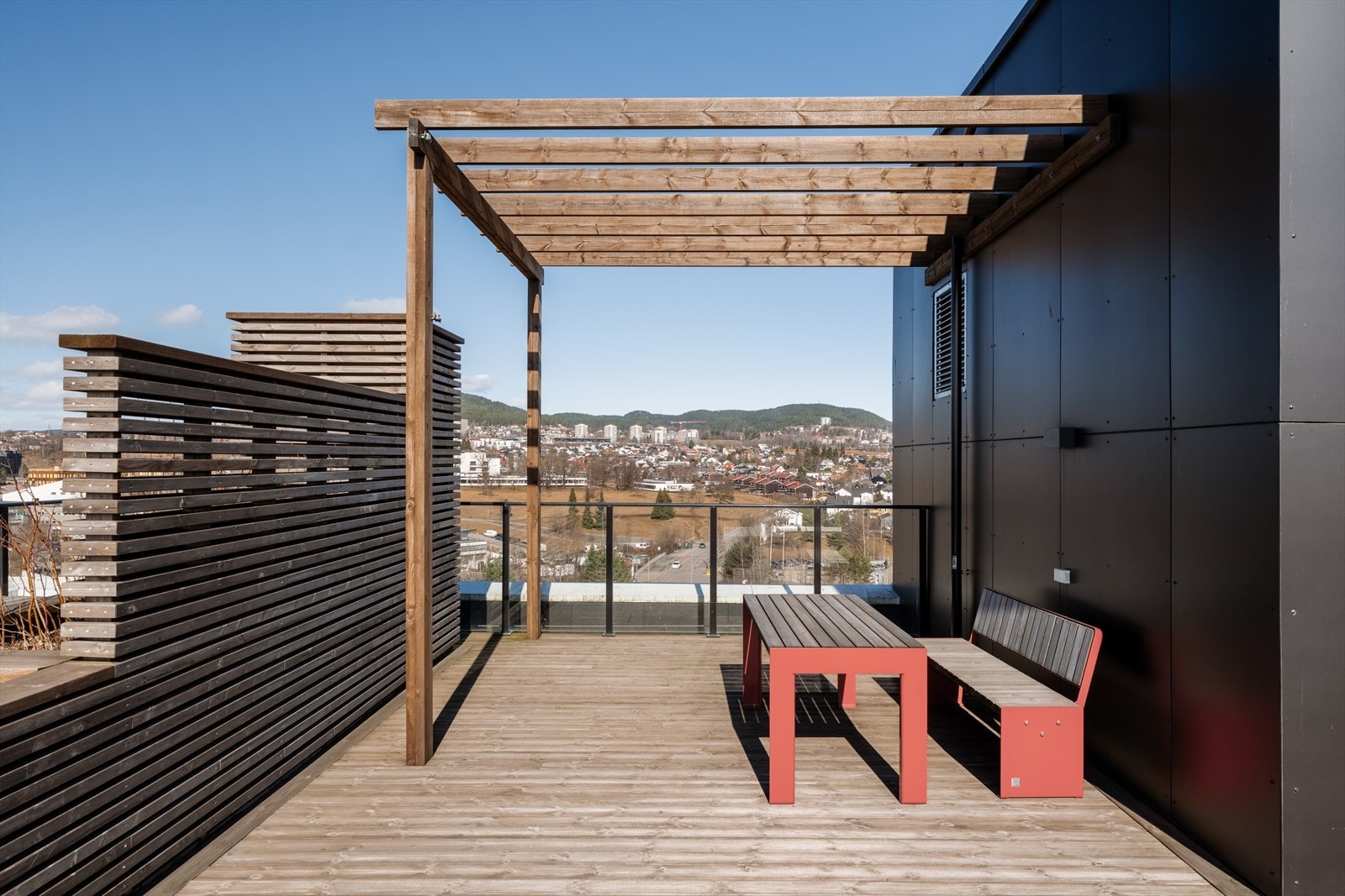 Her er det flere sittegrupper og sol store deler av dagen. Galleribilde