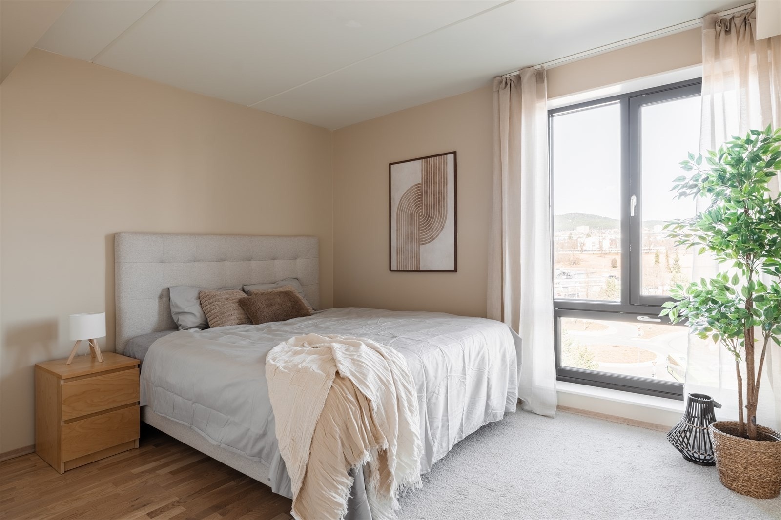 Hovedsoverommet har plass til dobbeltseng med nattbord på hver side. Galleribilde