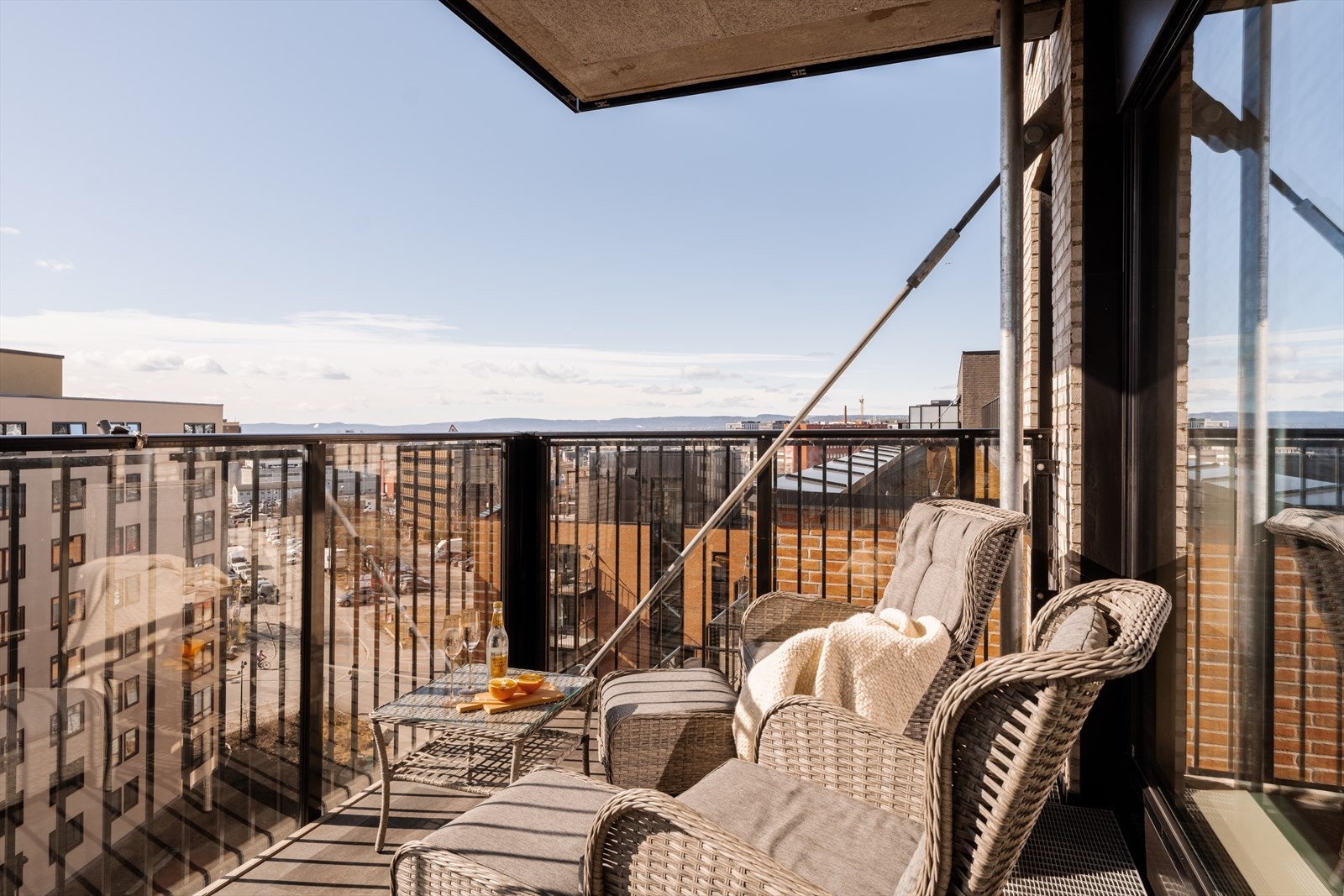 Her er det god plass til å innrede med utemøbler, grill og grønn beplantning. Galleribilde