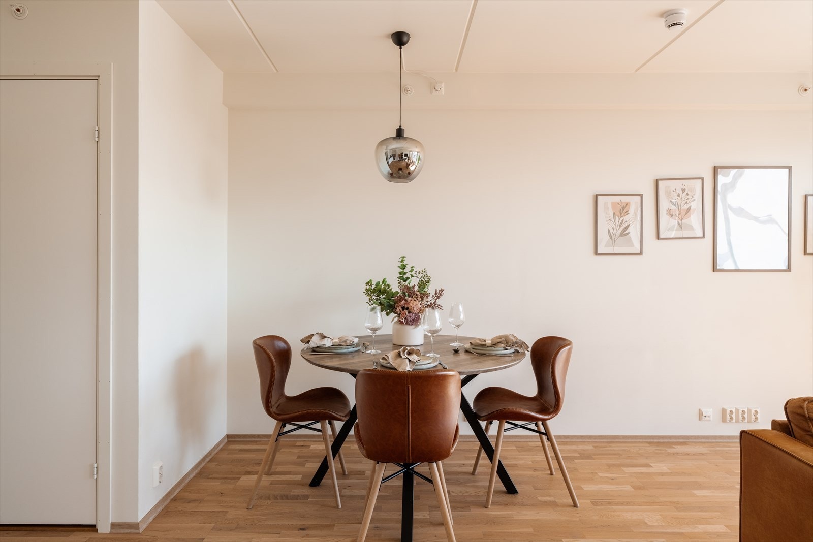 Spiseplassen gir rikelig plass til å invitere venner og familie til hyggelige stunder. Galleribilde