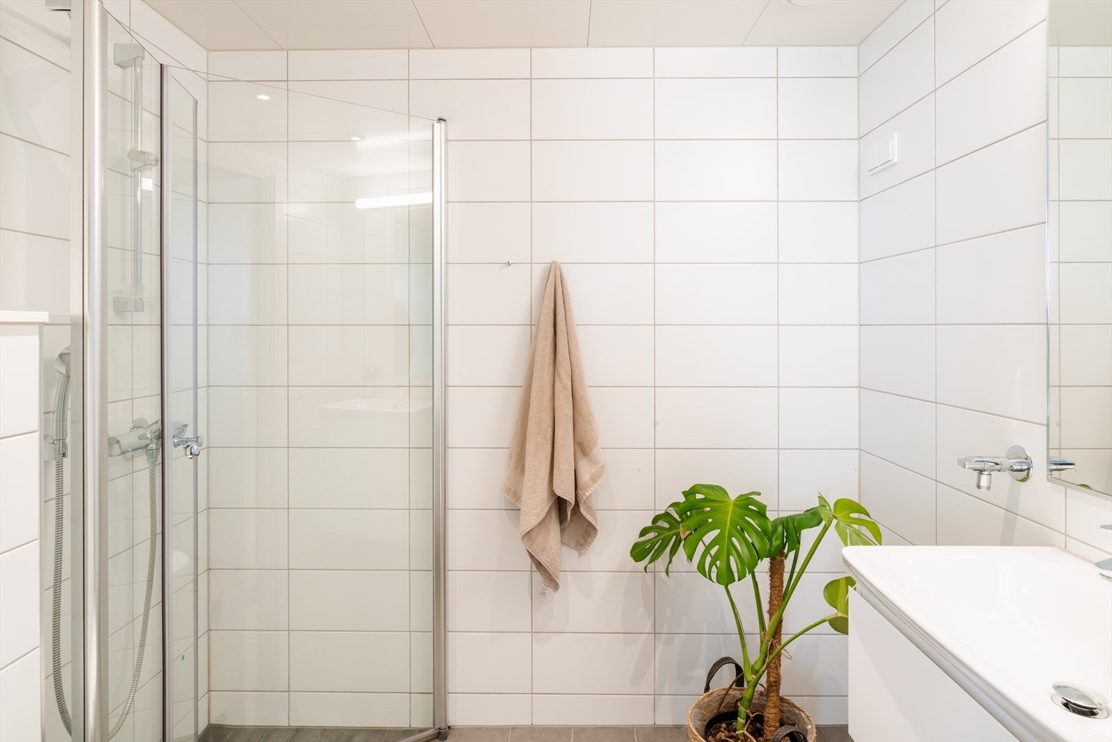 Badet har flislagte overflater og vannbåren gulvvarme for ekstra komfort. Galleribilde