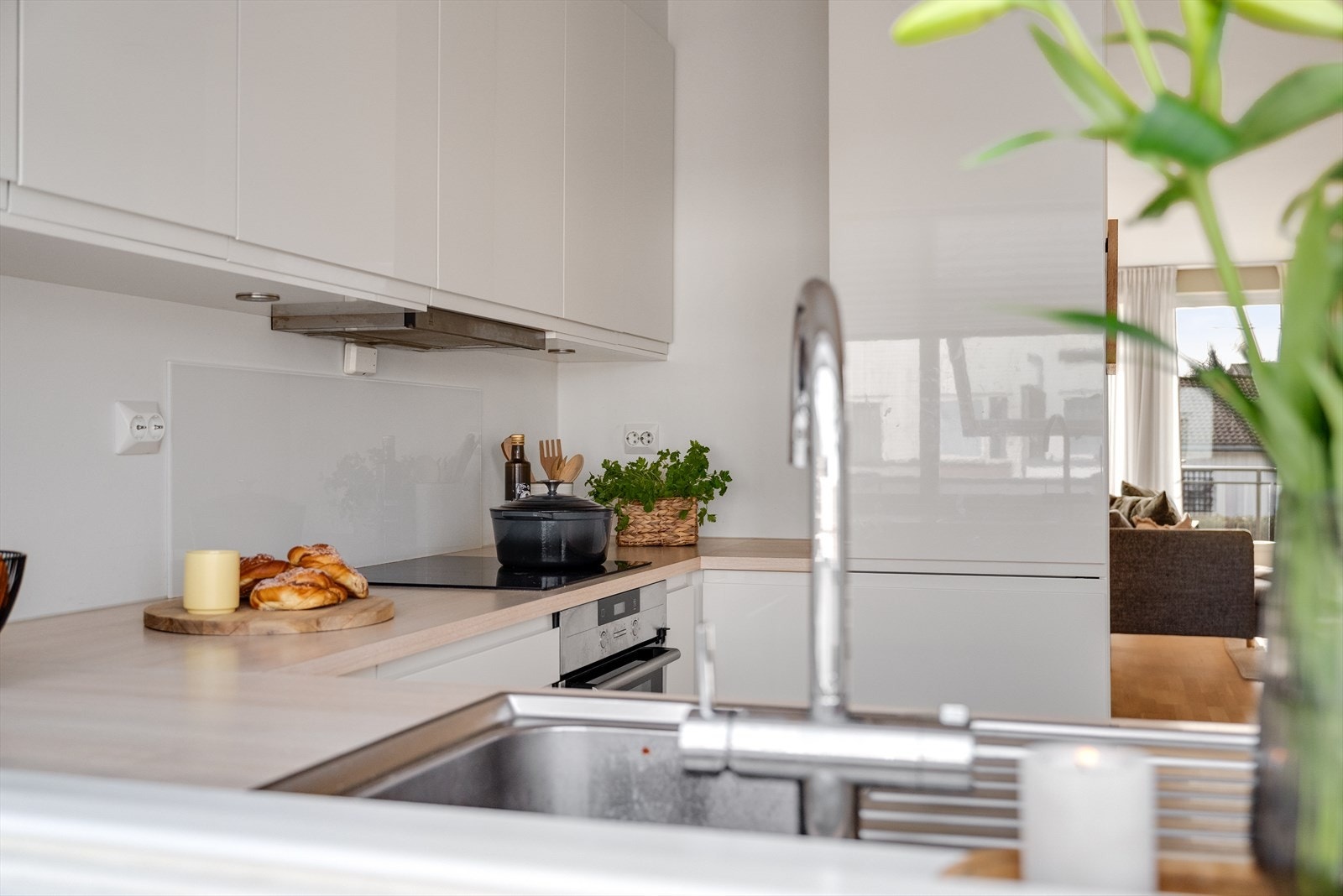 Dels åpen løsning til stuen og godt med naturlig arbeidslys Galleribilde