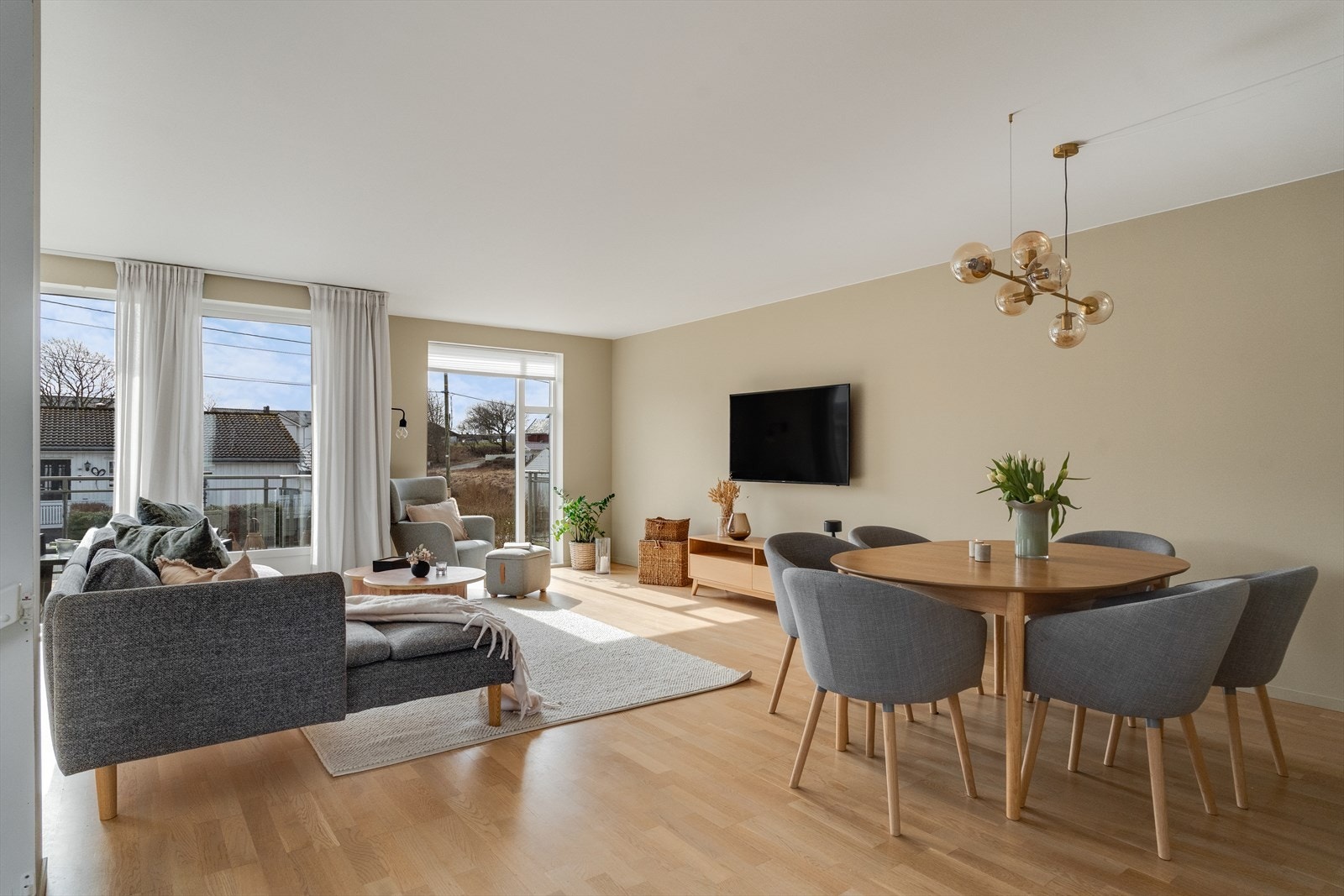 Lys og luftig stue med store vindusflater Galleribilde