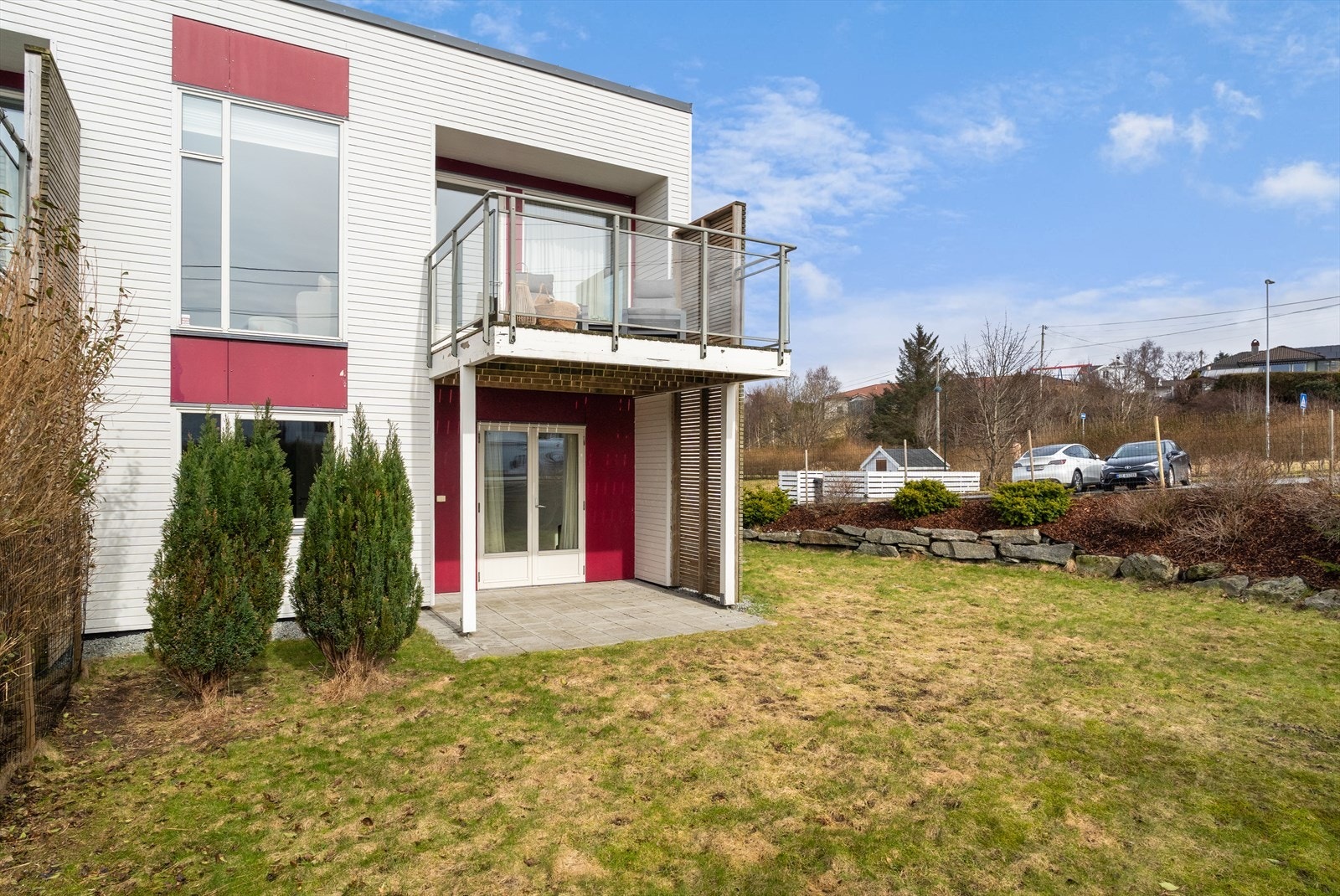 Sørvendt hage og terrasse fra andre etasje Galleribilde