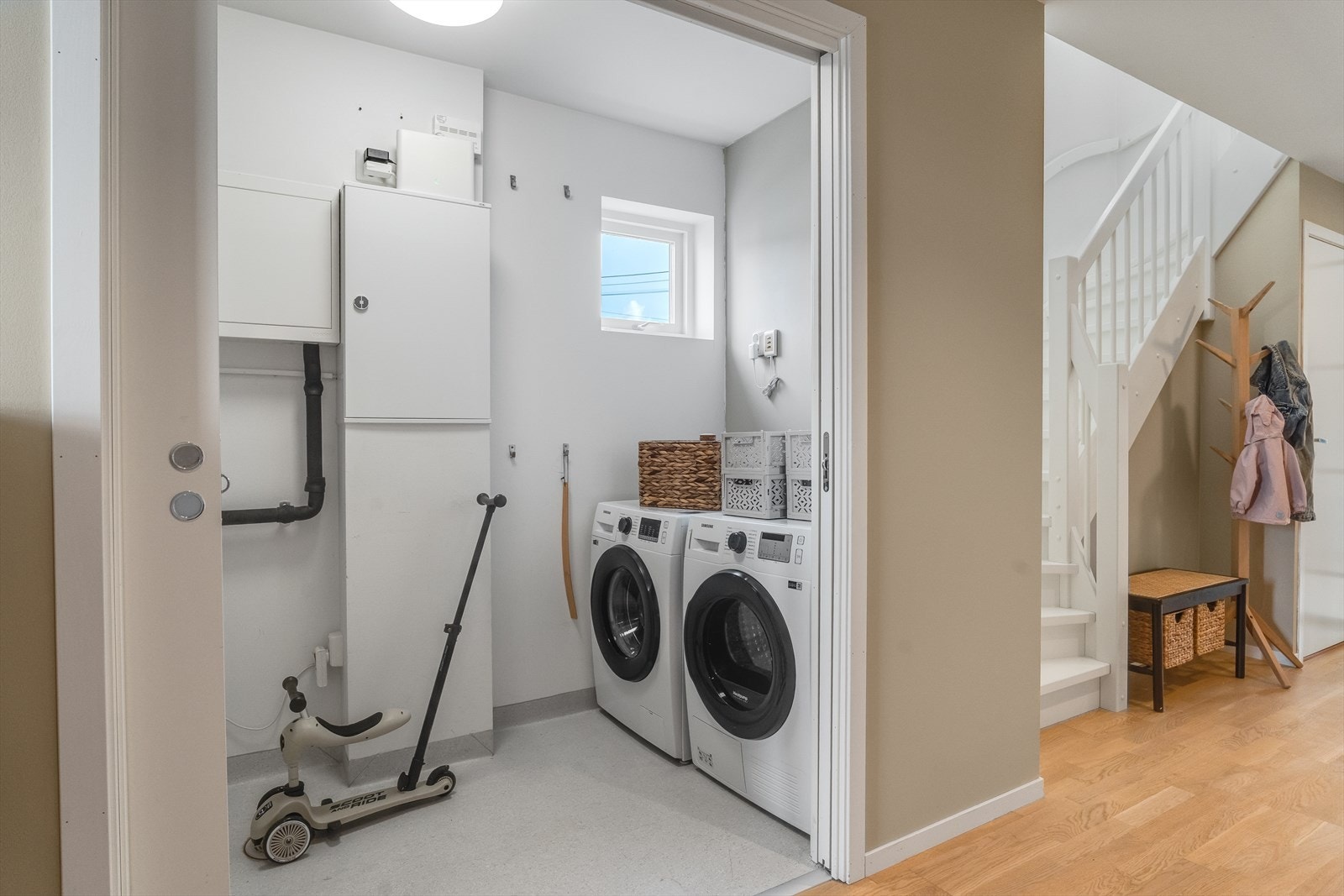 Praktisk vaskerom m/malte overflater og gulvbelegg Galleribilde