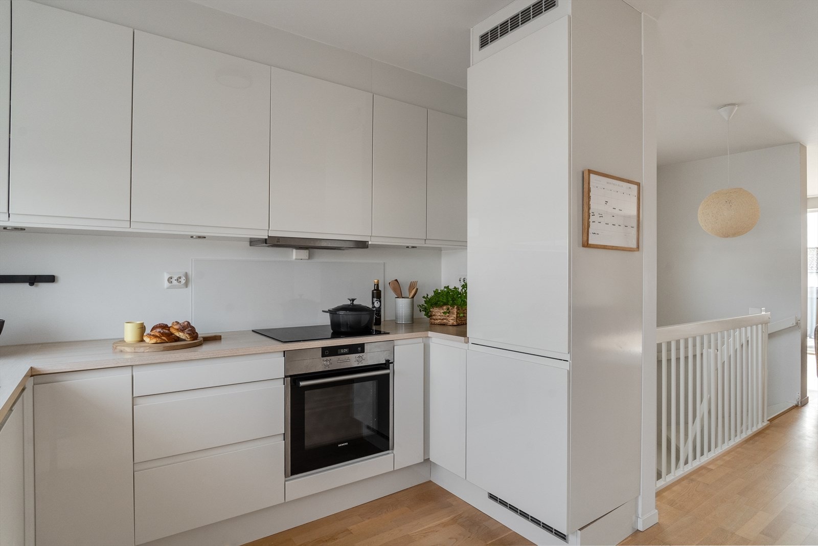 Lekkert, hvitt kjøkken med moderne fronter Galleribilde