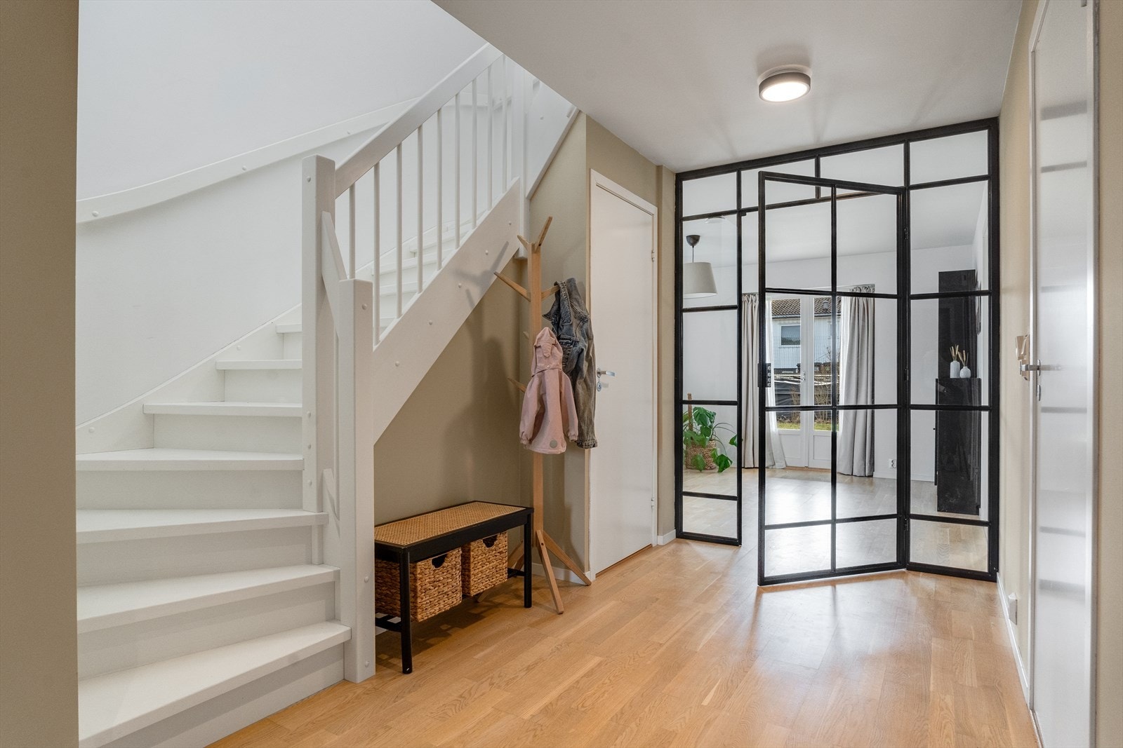 Gangen har en unik romfølelse med moderne glassvegg i smijern Galleribilde