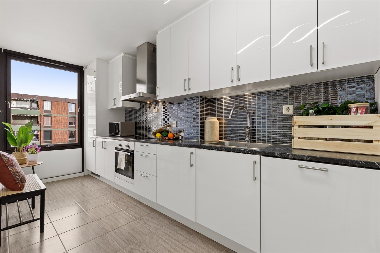 Kjøkkenet ligger i et separat rom, som skaper et ekstra oppholdsrom i boligen. Galleribilde