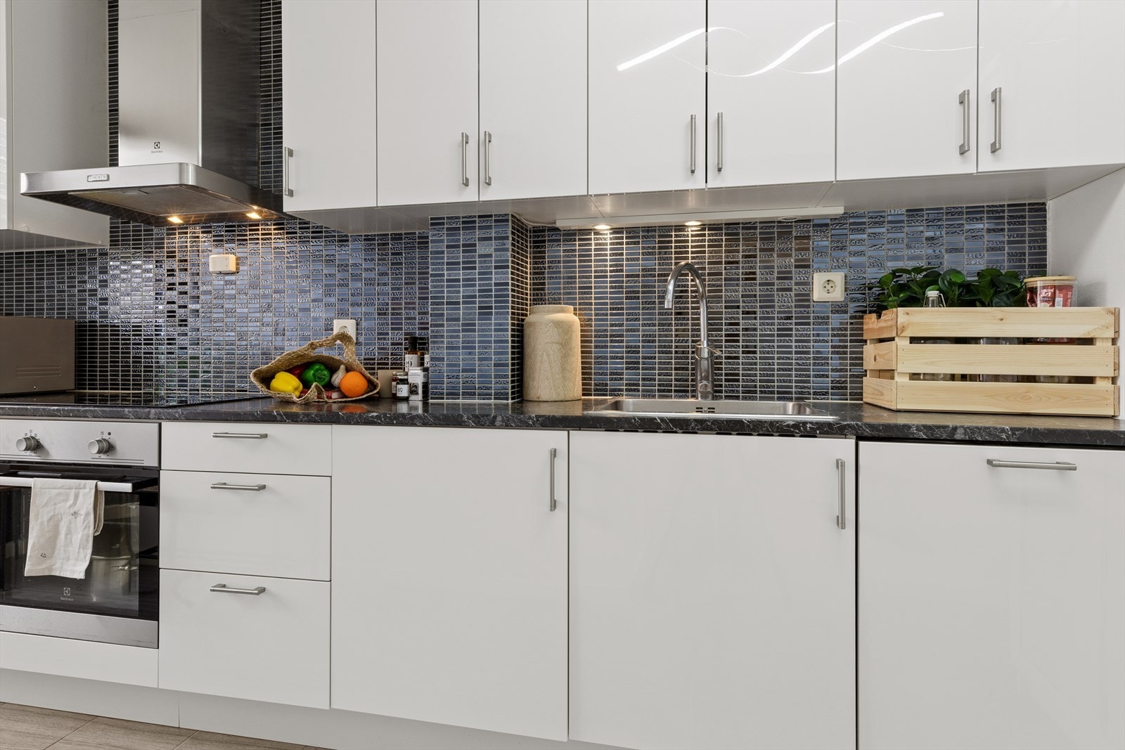 Kjøkkenet fra 2017 har godt med skap- og benkeplass, samt integrerte hvitevarer. Komfyrvakt og waterguard er montert for ekstra trygghet. Galleribilde